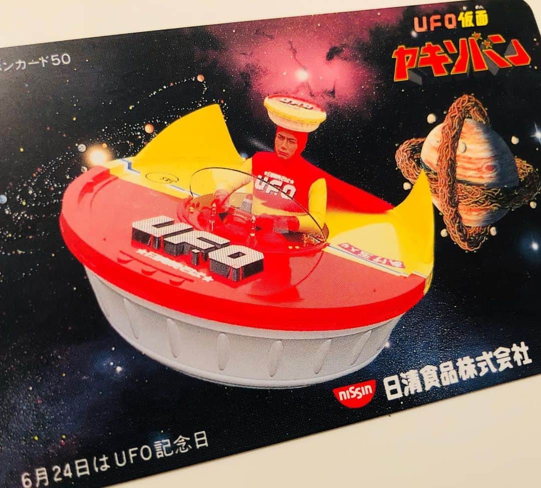 のインスタグラム：「なんと 本日6月24日は…UFOの日‼︎ こちら 27年前のヤキソバンテレカ♡マイケルのライフワーク did you know? june 24th is the day of UFO! #ufomemorialday #yakisoba #hero #michaeltomioka #ufo #焼きそば #日清 #ヤキソバン #ヤキソバングッズ #マイケル富岡 #俳優 #タレント #マッハufo #よみうりランド #グッジョバ #揚げ玉ボンバー #麺アタック #ソースビーム #青のりフラッシュ #必殺技 #actor #actorslife #lifework #shooting #collection #nissinfoodfactory #お宝 #家宝」