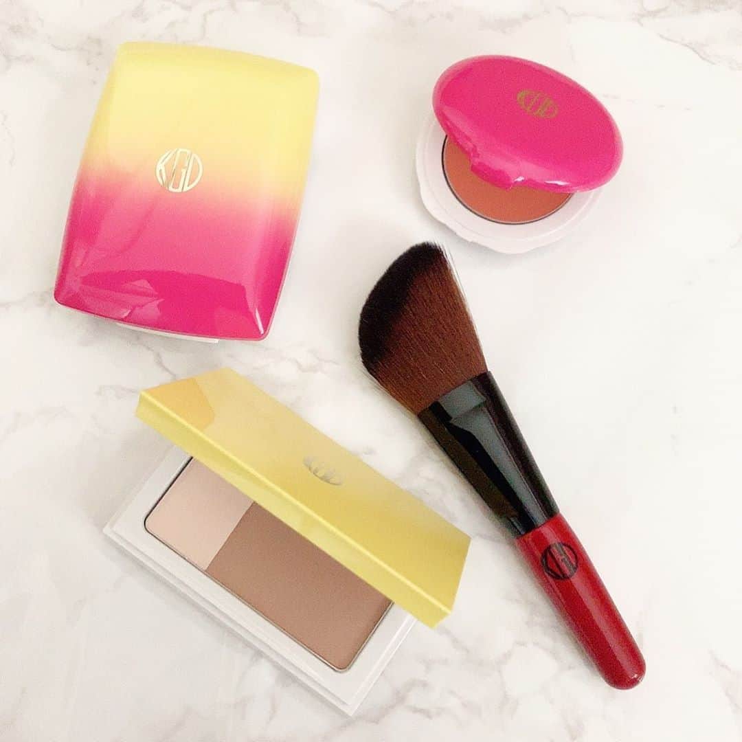 宮内ひかるのインスタグラム：「@kohgendo_official ﻿ サマーコレクション 2020 🌿﻿ ﻿ ファンデーションには撥水効果﻿ クリームチークにはUVカットとウォータープルーフ機能つき﻿ コントラストパウダーはブラシ付き﻿ ﻿ 夏メイク、こんなの欲しかった🥰❤️﻿ ﻿ 江原道様ありがとうございます😊﻿ ﻿ #KhoGenDo #江原道 #サマーコレクション2020 #ベースメイク #グロスフィルムファンデーション #グロスフィルムファンデーション #uvミネラルクリームブラッシュ #クリームチーク」