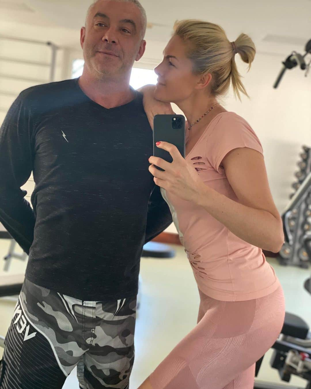 Ana Hickmannさんのインスタグラム写真 - (Ana HickmannInstagram)「Bom dia. Casal que treina junto, permanece junto!! 💪🏻❤️🔥🥰 #casalfitness #fitness #motivation #dipaulafitness @usedipaula @alewin71」6月24日 21時09分 - ahickmann