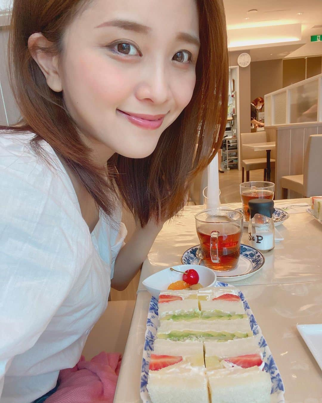 東紗友美さんのインスタグラム写真 - (東紗友美Instagram)「久しぶりのカフェ🍰☕️ 毎日、バタバタと慌ただしく過ごしています😊🌟 そうそう💡娘のご飯。 本当に忙しい日はレトルトの離乳食に一部頼っていたのですが、 2ヶ月ほど前から私が作ったご飯以外は全く食べなくなりました😹💦 ううう...😹 ありがたいけど、毎日4.5品の手作り、 なんだかとってもバタバタするようになりました😹 なので自分のご飯は、 いつも適当😱 野菜スティックで済ませることも。。笑 （なのに痩せない不思議w） 銀座千疋屋で、 こんな風にゆっくり、美味しいものを食べられる時間は貴重です⏰ ああ、幸せだった！ また、頑張ろう！！ #千疋屋 #千疋屋銀座 #カフェ」6月24日 21時20分 - higashisayumi