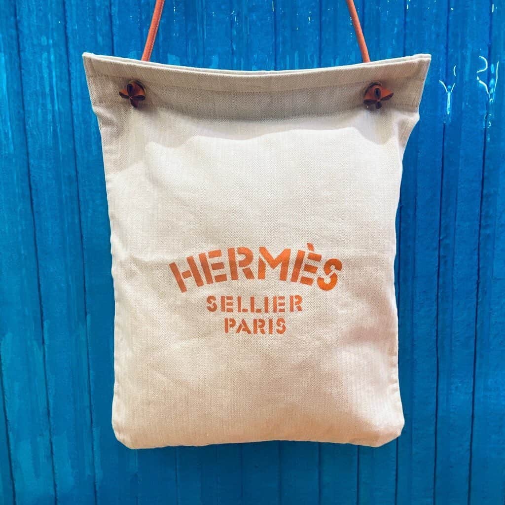 トライセクトさんのインスタグラム写真 - (トライセクトInstagram)「【decouverte】﻿ ﻿ ﻿ VINTAGE HERMES BAG👜﻿ ﻿ ﻿ 人気のヴィンテージエルメスのアリーヌが明日、京都店・大阪店に入荷致します。﻿ ﻿ ﻿ こちらの写真は京都店の入荷品になっております。﻿ 京都店 TEL 075-275-4069﻿ 営業時間11:00-20:00﻿ ﻿ ﻿ ﻿ 商品に関しましては各店に直接お電話にてお問い合わせ頂きますようお願い致します。DMでのお問い合わせはお受付しておりません。﻿ ﻿ ﻿ ﻿ 大変人気の商品の為、お電話が繋がりにくいことがございますのでご了承下さいませ。希少なお品物ですので、是非お早目にご覧下さい。﻿ ﻿ ﻿ 〈通販対応受付中〉﻿ 当店ではご来店が難しい方に向けて、通信販売（eコレクト）の対応も行なっております。尚、只今期間限定でeコレクトの送料を無料とさせて頂きます。掲載商品や詳細につきましては、お気軽に店舗にお電話にてお問い合わせ下さい。﻿ ﻿ 詳細はdecouverteのプロフィールリンクよりブログをご覧ください。﻿ ﻿ ﻿ ﻿ ﻿ ﻿ #デクーヴェルト#ヴィンテージ #ヴィンテージショップ ﻿ #ベイクルーズ #エルメス #ヴィンテージエルメス#アリーヌ﻿」6月24日 21時17分 - baycrews