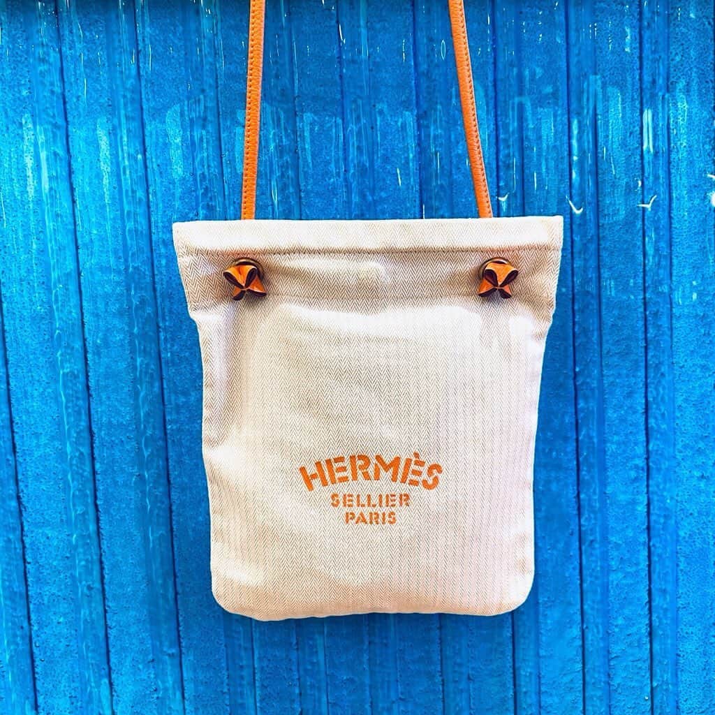 トライセクトさんのインスタグラム写真 - (トライセクトInstagram)「【decouverte】﻿ ﻿ ﻿ VINTAGE HERMES BAG👜﻿ ﻿ ﻿ 人気のヴィンテージエルメスのアリーヌが明日、京都店・大阪店に入荷致します。﻿ ﻿ ﻿ こちらの写真は京都店の入荷品になっております。﻿ 京都店 TEL 075-275-4069﻿ 営業時間11:00-20:00﻿ ﻿ ﻿ ﻿ 商品に関しましては各店に直接お電話にてお問い合わせ頂きますようお願い致します。DMでのお問い合わせはお受付しておりません。﻿ ﻿ ﻿ ﻿ 大変人気の商品の為、お電話が繋がりにくいことがございますのでご了承下さいませ。希少なお品物ですので、是非お早目にご覧下さい。﻿ ﻿ ﻿ 〈通販対応受付中〉﻿ 当店ではご来店が難しい方に向けて、通信販売（eコレクト）の対応も行なっております。尚、只今期間限定でeコレクトの送料を無料とさせて頂きます。掲載商品や詳細につきましては、お気軽に店舗にお電話にてお問い合わせ下さい。﻿ ﻿ 詳細はdecouverteのプロフィールリンクよりブログをご覧ください。﻿ ﻿ ﻿ ﻿ ﻿ ﻿ #デクーヴェルト#ヴィンテージ #ヴィンテージショップ ﻿ #ベイクルーズ #エルメス #ヴィンテージエルメス#アリーヌ﻿」6月24日 21時17分 - baycrews