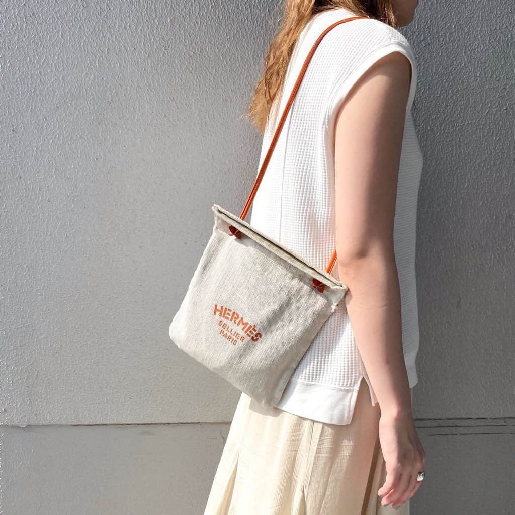 トライセクトさんのインスタグラム写真 - (トライセクトInstagram)「【decouverte】﻿ ﻿ ﻿ VINTAGE HERMES BAG👜﻿ ﻿ ﻿ 人気のヴィンテージエルメスのアリーヌが明日、京都店・大阪店に入荷致します。﻿ ﻿ ﻿ こちらの写真は京都店の入荷品になっております。﻿ 京都店 TEL 075-275-4069﻿ 営業時間11:00-20:00﻿ ﻿ ﻿ ﻿ 商品に関しましては各店に直接お電話にてお問い合わせ頂きますようお願い致します。DMでのお問い合わせはお受付しておりません。﻿ ﻿ ﻿ ﻿ 大変人気の商品の為、お電話が繋がりにくいことがございますのでご了承下さいませ。希少なお品物ですので、是非お早目にご覧下さい。﻿ ﻿ ﻿ 〈通販対応受付中〉﻿ 当店ではご来店が難しい方に向けて、通信販売（eコレクト）の対応も行なっております。尚、只今期間限定でeコレクトの送料を無料とさせて頂きます。掲載商品や詳細につきましては、お気軽に店舗にお電話にてお問い合わせ下さい。﻿ ﻿ 詳細はdecouverteのプロフィールリンクよりブログをご覧ください。﻿ ﻿ ﻿ ﻿ ﻿ ﻿ #デクーヴェルト#ヴィンテージ #ヴィンテージショップ ﻿ #ベイクルーズ #エルメス #ヴィンテージエルメス#アリーヌ﻿」6月24日 21時17分 - baycrews