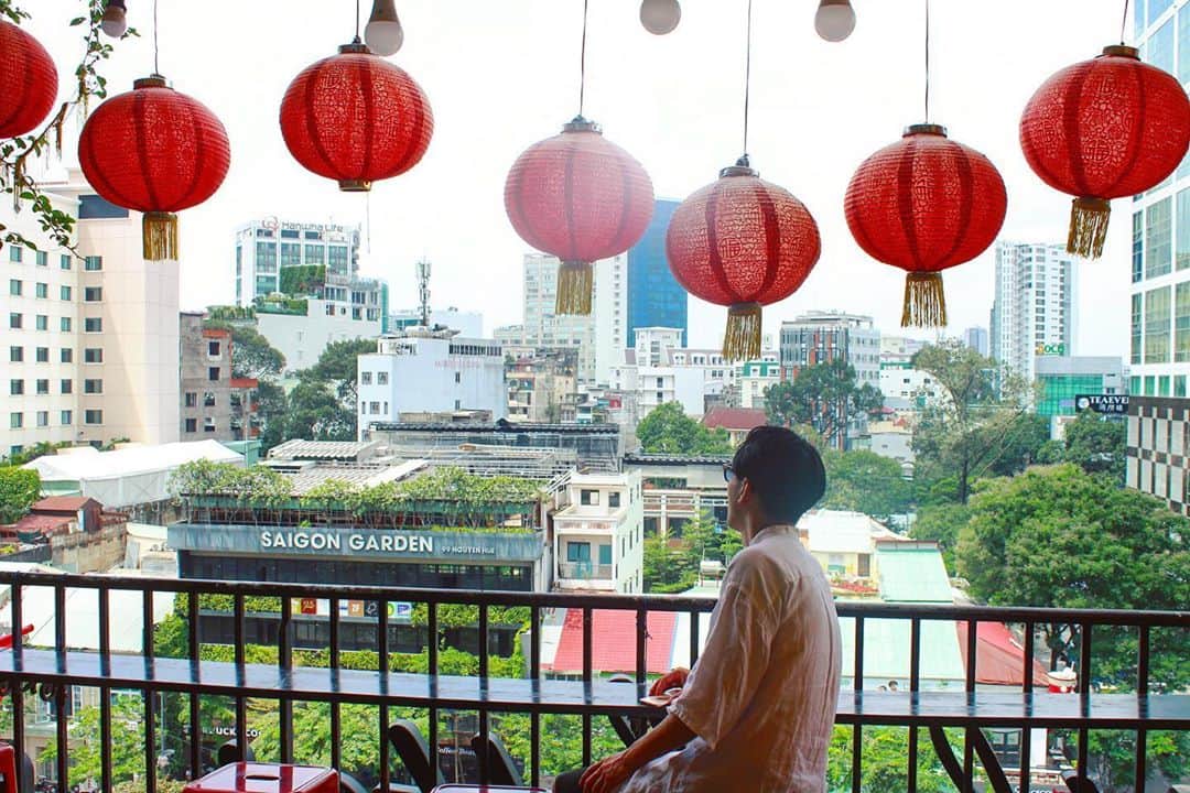 のインスタグラム：「🏮🏮🏮﻿ ﻿ ﻿ 未来の夢に向かうのはいいが、だからと言って、今を犠牲にして苦しく、辛く、つまらなくいたらそれは、どこか違っている。﻿ ﻿ 先を見ながらもこの今に、地に足つけて、楽しみ、喜び、幸せに今日を充実させることも、また大切。﻿ ﻿ そしてさらに﻿ ・４６億年の地球の営み﻿ ・連綿と続く生命のつながり﻿ ・人類の悠久の歴史と文化﻿ ﻿ などの、時の歩みを感じながら、今日を生きるのはまた、ひと味も、ふた味も違って、彩りと深みが増してくるよね。﻿ ﻿ ﻿ ﻿ ﻿ #vietnam #hochiminh  #travelling #beautiful #travel #trip #journey #travelgram #love #happy #nature #fashion  #instagood #art #culture #photooftheday  #nature #traveler #cafe #instatravel #travellover  #ベトナム  #ホーチミン  #海外 #海外旅行 #旅  #旅行  #海外生活 #世界遺産 #🇻🇳」