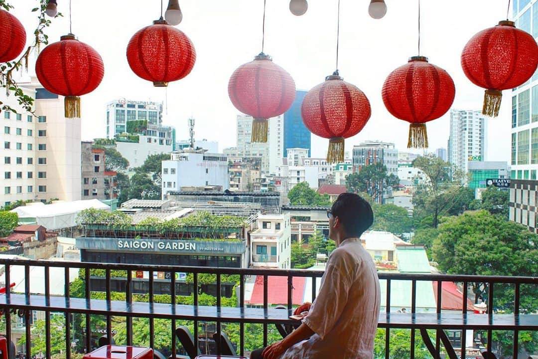 Yuya Oishiのインスタグラム：「🏮🏮🏮﻿ ﻿ ﻿ 未来の夢に向かうのはいいが、だからと言って、今を犠牲にして苦しく、辛く、つまらなくいたらそれは、どこか違っている。﻿ ﻿ 先を見ながらもこの今に、地に足つけて、楽しみ、喜び、幸せに今日を充実させることも、また大切。﻿ ﻿ そしてさらに﻿ ・４６億年の地球の営み﻿ ・連綿と続く生命のつながり﻿ ・人類の悠久の歴史と文化﻿ ﻿ などの、時の歩みを感じながら、今日を生きるのはまた、ひと味も、ふた味も違って、彩りと深みが増してくるよね。﻿ ﻿ ﻿ ﻿ ﻿ #vietnam #hochiminh  #travelling #beautiful #travel #trip #journey #travelgram #love #happy #nature #fashion  #instagood #art #culture #photooftheday  #nature #traveler #cafe #instatravel #travellover  #ベトナム  #ホーチミン  #海外 #海外旅行 #旅  #旅行  #海外生活 #世界遺産 #🇻🇳」