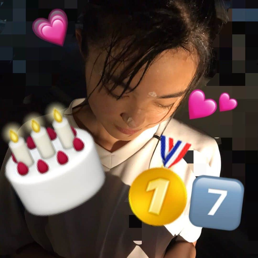 堀口日萌さんのインスタグラム写真 - (堀口日萌Instagram)「堀口日萌生誕祭2020開催しました🎉 題名は「おめみざわ！日萌たん17歳だってよ？！」です 17歳ってことはあと3年で20歳やねんな怖い😋 昨日生まれたくらいの感覚やもんおそろし🥒 そろそろ大学も考えなあかんし、大人になってるって感じますん💕 日萌に今までちょっとでも関わったりしてくれた面白いみなさんに感謝の言葉を送ります 「ありがたみ✌🏼」 勉強も活動も頑張って高スペックな女になります👩🏻 目指せ！高嶺の花🌹  二枚目のやつは友達に顔面クリームされた後の日萌です🧁 マスクの上からされたので被害は抑えられました🌝 誰かこの風習止めよ🙉前髪終わる🙈  最高の誕生日でした🎊  #誕生日#17歳#17 #seventeen#happybirthday#華のセブンティーン#sjk」6月24日 21時29分 - himechannel_0624