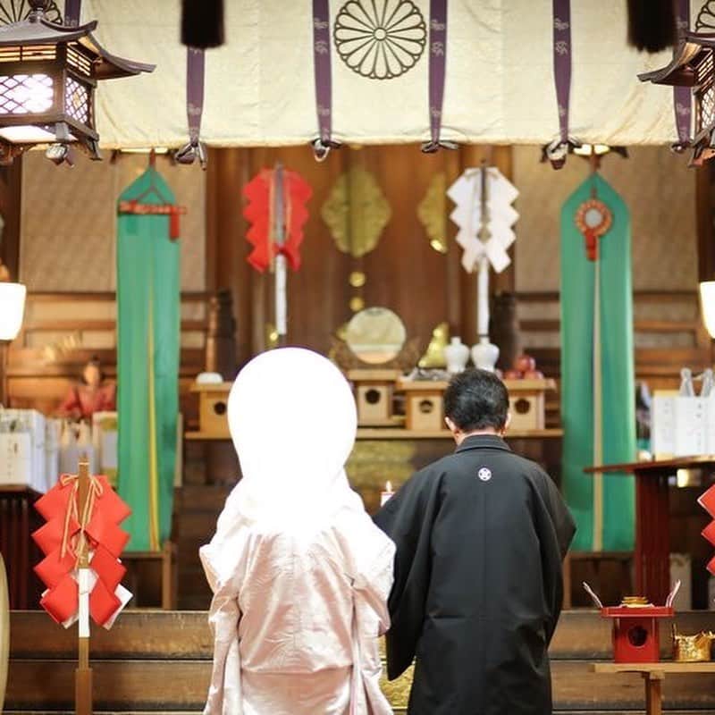 家族挙式さんのインスタグラム写真 - (家族挙式Instagram)「@kazoku_wedding をフォローして、﻿ #家族挙式 でお写真を投稿してくださいね＊*﻿ ﻿ -------------------﻿ ﻿ 格式の高い神社での結婚式﻿ いつもより凛としたおふたりの姿は﻿ とても幸せそうですね✳︎﻿ 和婚ならではの三献の儀は﻿ 契りを結ぶという意味もあって﻿ 特別な思い出になります。﻿ ﻿ 会場：#比治山神社﻿ -------------------﻿ .﻿ ❁テレビCM放映中 ▹▸ ”家族挙式ベスト”なら﻿ 【挙式・衣裳・美容・写真】が含まれたプランが99,000円〜叶います＊﻿ ▽予約はTOPのリンクから❁﻿ >>> @kazoku_wedding﻿ ﻿ -------------------﻿ #家族挙式 #ベストアニバーサリー﻿ #家族 #Family #家族婚﻿ #bestanniversary #少人数婚﻿ #ウェディング #結婚式準備﻿ #結婚式 #フォトウェディング﻿ #プレ花嫁 #卒花﻿ #日本中のプレ花嫁さんと繋がりたい﻿ #花嫁 #卒花嫁 #国内挙式﻿ #weddingdress #ウェディングドレス﻿ #プラコレ #Dressy花嫁﻿ #2020秋婚 #2020春婚﻿ #2020夏婚 #2020冬婚﻿ #和婚﻿ #三献の儀﻿ #白無垢﻿ #和装」6月24日 21時24分 - kazoku_wedding