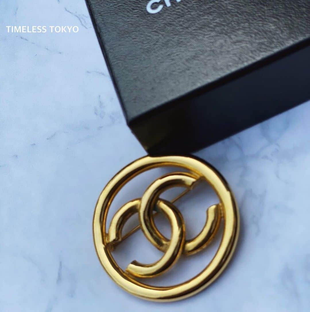 Paula’sのインスタグラム：「【CHANEL】  ココマーク サークル ブローチ  シャネルの象徴！ココマークです！  実はこのココマークは面白いエピソードが2つあるんです☆  若かりし頃のココ・シャネルがCのロゴが書いた2枚の薄紙を 手にしていた時に片方の薄紙が偶然にも 裏返りCのロゴが反転したそうです。 そしてその薄紙を2枚何気なく重ねてみた結果 Cが対照的に組み合わさったシャネルのロゴマークが誕生した という映画「ココ・シャネル」でのココマークの誕生秘話が一つ！  詳細はWEB SHOPにて 【F5532】 .  #timelesstokyo#timeless#tokyo#vintage#vintageshop#chanel#selectshop#CELINE#HERMES#GUCCI#DIOR#celine#chanel #シャネル #ヴィンテージアクセサリー #ブローチ」