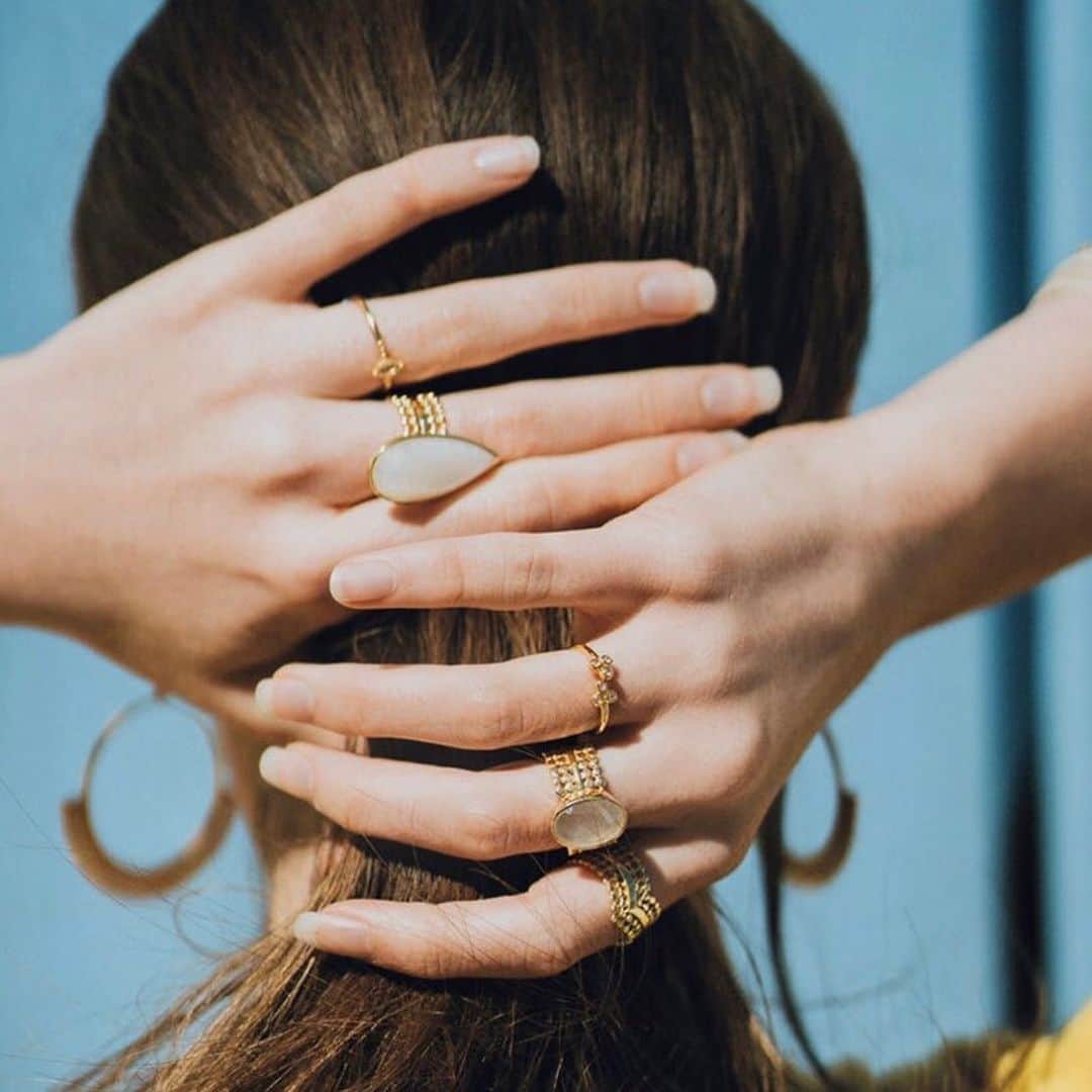 アズニさんのインスタグラム写真 - (アズニInstagram)「Rings for summer. Bold, gold - the perfect statement pieces. ⠀ Shop our Etrusca collection online 😊  #rings #stackingrings #ringstack #etrusca #goldrings #stylistsuk #fashionstylistslondon」6月24日 21時24分 - azunilondon