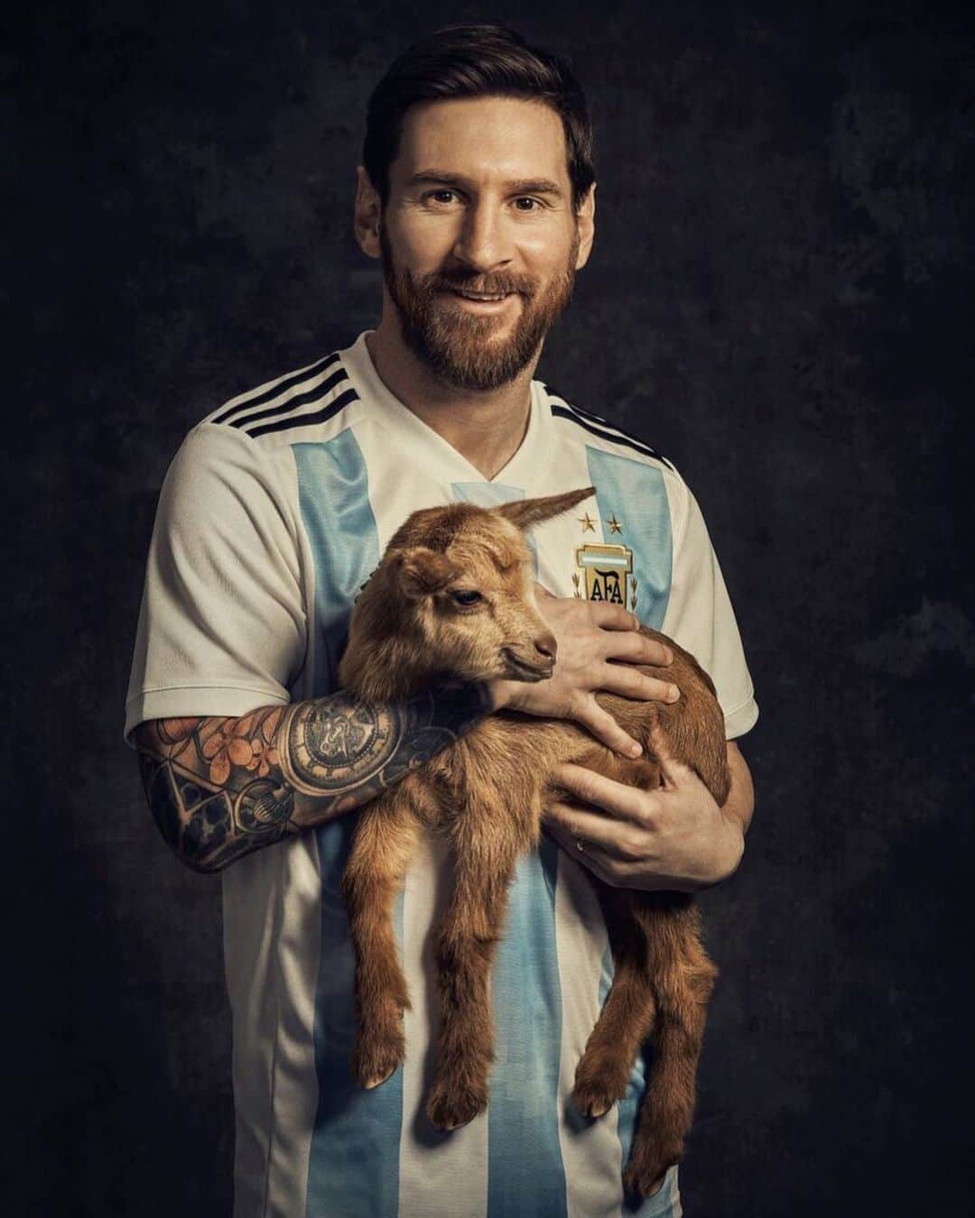 F2Freestylersのインスタグラム：「Happy Birthday to one of the greatest players the 🌍 has ever seen - @leomessi 🐐」