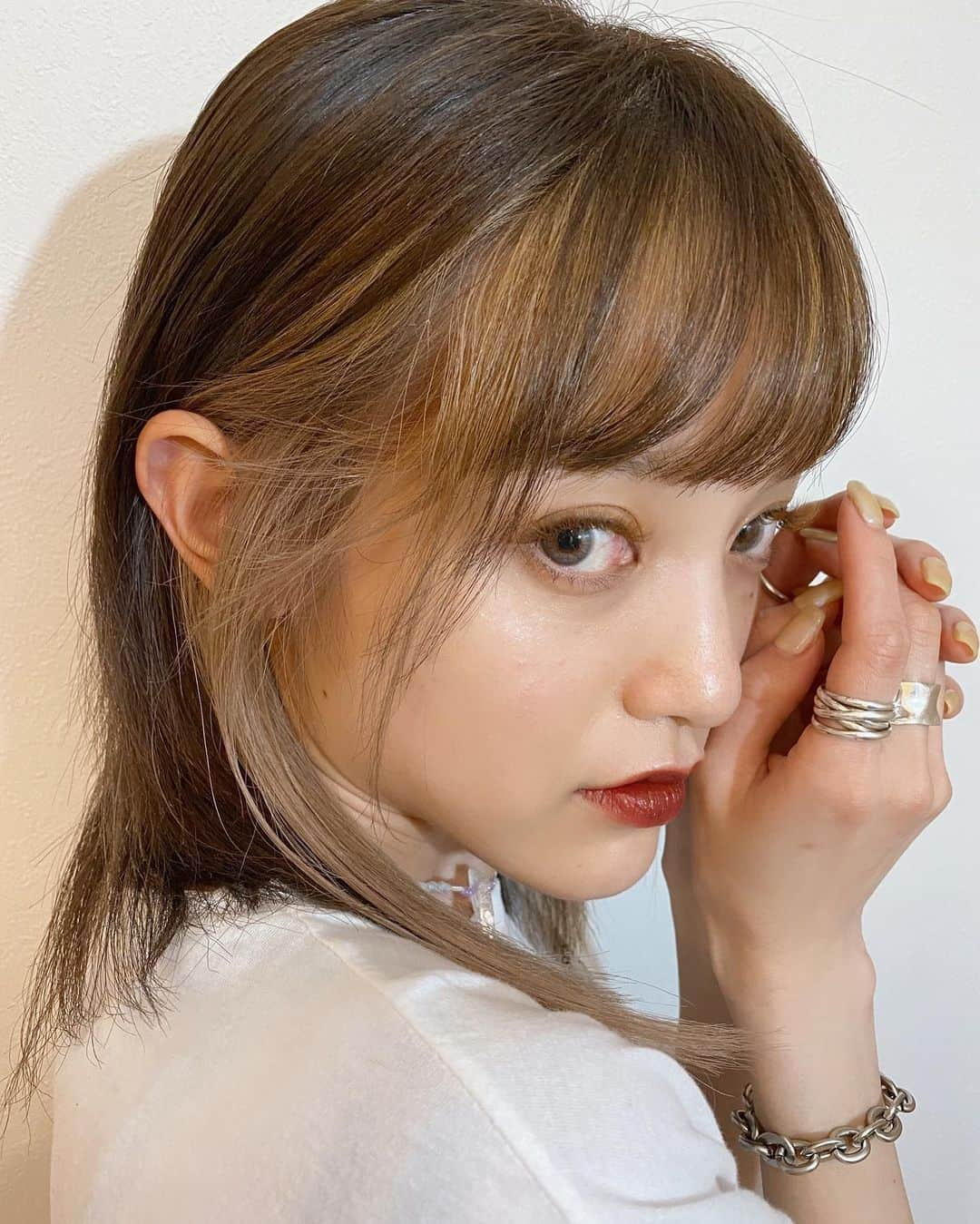 所谷舞さんのインスタグラム写真 - (所谷舞Instagram)「ɴᴇᴡ ʜᴀɪʀ♡ . 顔まわり明るくしてもらって 前髪も切ってもらって 新しい自分だ🥺💓 とってもお気に入り！！ @mi_____na_____mi 朝から夜まで 忙しいのにありがとう😢 カラーも全部お任せでごめん🥺笑 お任せでもばっちり予想を超えてくれるのでいつも感謝しかないです、、 . 全てが楽しくなる😭🌼 .  #gala_shibuya #galashibuya#receptionist#インナーカラー#デザインカラー#ハイトーンカラー #ブロンドヘアー #ヘアアレンジ #ロングヘア #ミディアムヘア #ショートヘア #ハイライト #ハイライトカラー」6月24日 21時25分 - _mai_i_