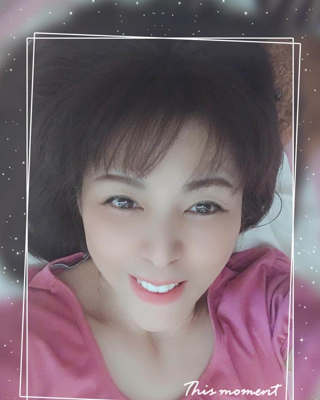 富岡美羽のインスタグラム：「寝っ転がって上から写真を撮ると誰でも若返った写真が撮れるってカメラマンさんが言われていたのでΣ('◉⌓◉’)早速試してみた😜笑  どうせだからフィルターも重ねたりして😁 やっぱり表情筋がポイントよね。鍛えないとヤバいお年頃です（笑）  皆もやってみてね😙💕」