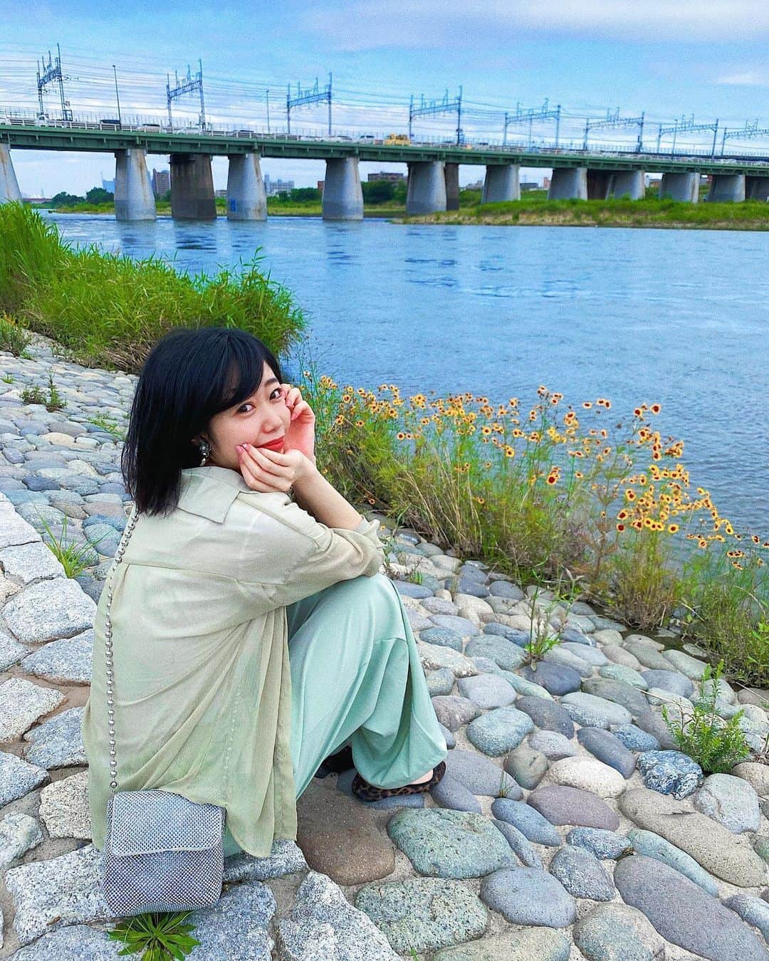 中島奈津希さんのインスタグラム写真 - (中島奈津希Instagram)「☘️☘️☘️☘️☘️﻿ ﻿ ﻿ ﻿ ﻿ ﻿ 今日は突然、﻿ 川が見たくなって付き合ってもらった🙆🏻‍♀️💙笑﻿ 毎日時間と睨めっこして生きてるから﻿ たまには風や緑を感じたり、川の流れを時間を忘れて眺めたりするのも良いよね😌💙﻿ ﻿ そして、﻿ 気づけば今日の私はミドリマンだったぜ😀💚←﻿ ﻿ ﻿ ﻿ ﻿ ﻿ ﻿ お買い物してたら﻿ 気になってたものがちょうど再入荷してたり﻿ 狙ってたものがSALEで安くなってたり、、﻿ ﻿ またそれもアップするね🥺👍🏻❤️﻿ ﻿ ☁️☁️☁️☁️☁️☁️☁️☁️☁️☁️☁️☁️☁️☁️☁️☁️﻿ #code#coordinate#fashion ﻿ #休日の過ごし方 ﻿ #コーデ#コーディネート#ファッション　﻿ #ミントグリーン ﻿ #おなつコーデ」6月24日 21時31分 - nakajima_natsuki