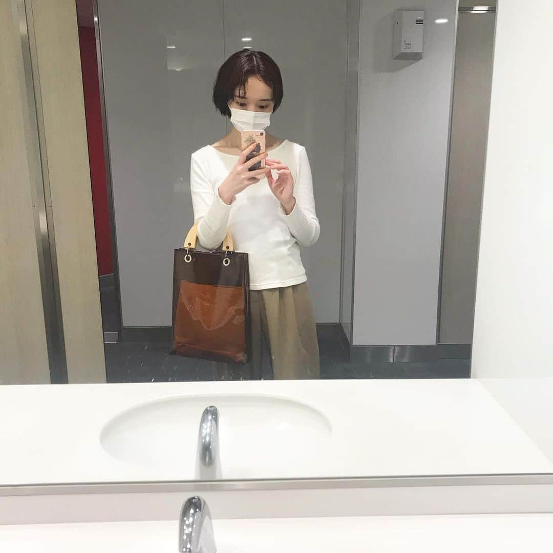 川村安奈さんのインスタグラム写真 - (川村安奈Instagram)「. 久々の #bathroomselfie  毎日更新しているnoteを 先程upしました！ プロフィールからいつでも飛べるので お暇な時読んでください📚 #me #shooting #note #コーディネート」6月24日 21時32分 - anna_k53