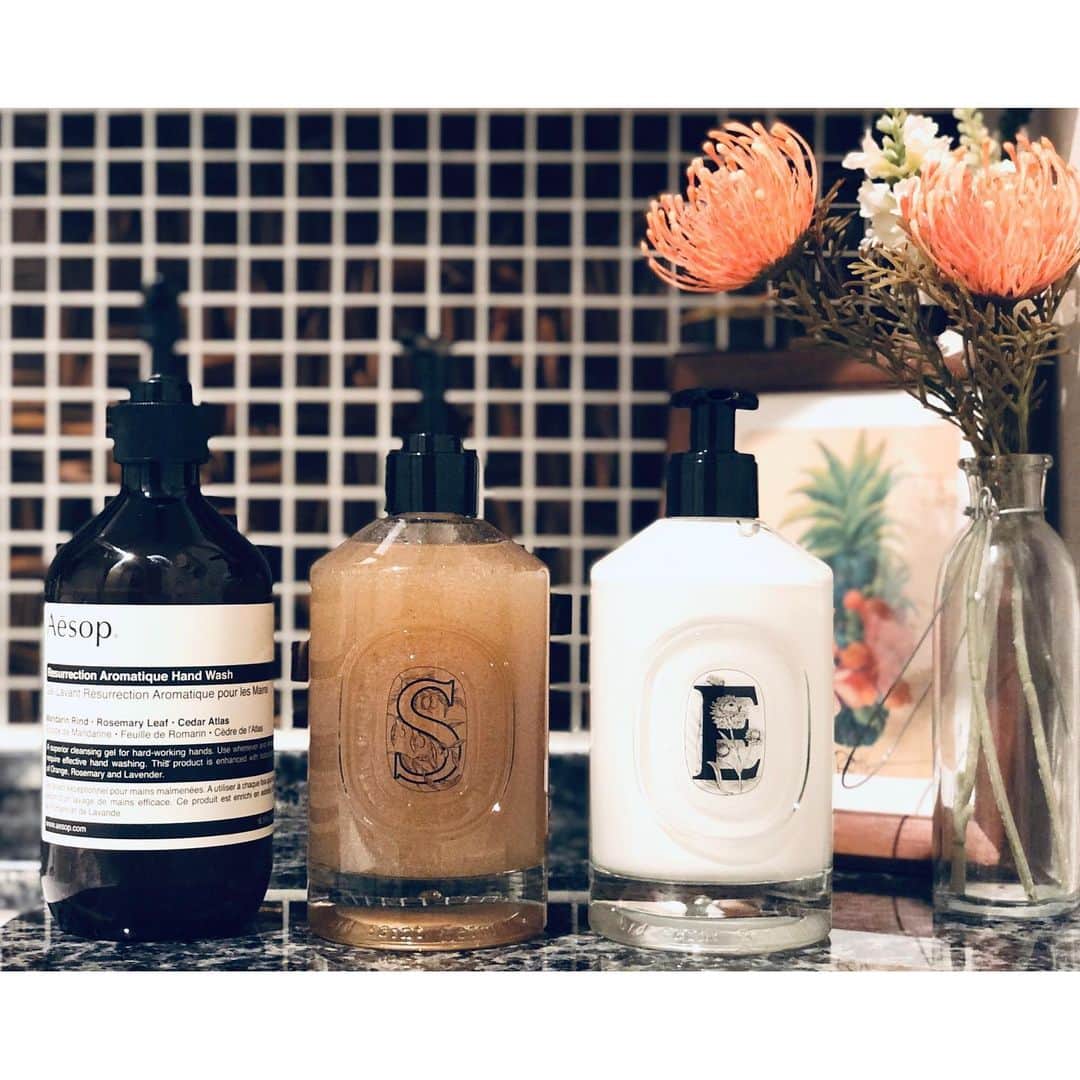 太田彩乃のインスタグラム：「今まで使っていた #aesop のハンドソープに #diptyque のハンドスクラブとアルコール除菌荒れを防止するためにハンドクリームを仲間入り♡ 幸せな香りに包まれると、せっかちな私でも長めに手を洗えています。笑 . 都内も感染者が増えているから、手洗いうがいも引き続きしっかり目に…！！ がんばろー！ . . #イソップハンドソープ  #ディプティック #ハンドケア #幸せな香り #ガラス瓶 #詰め替え #サステイナブルな暮らし #リユース」