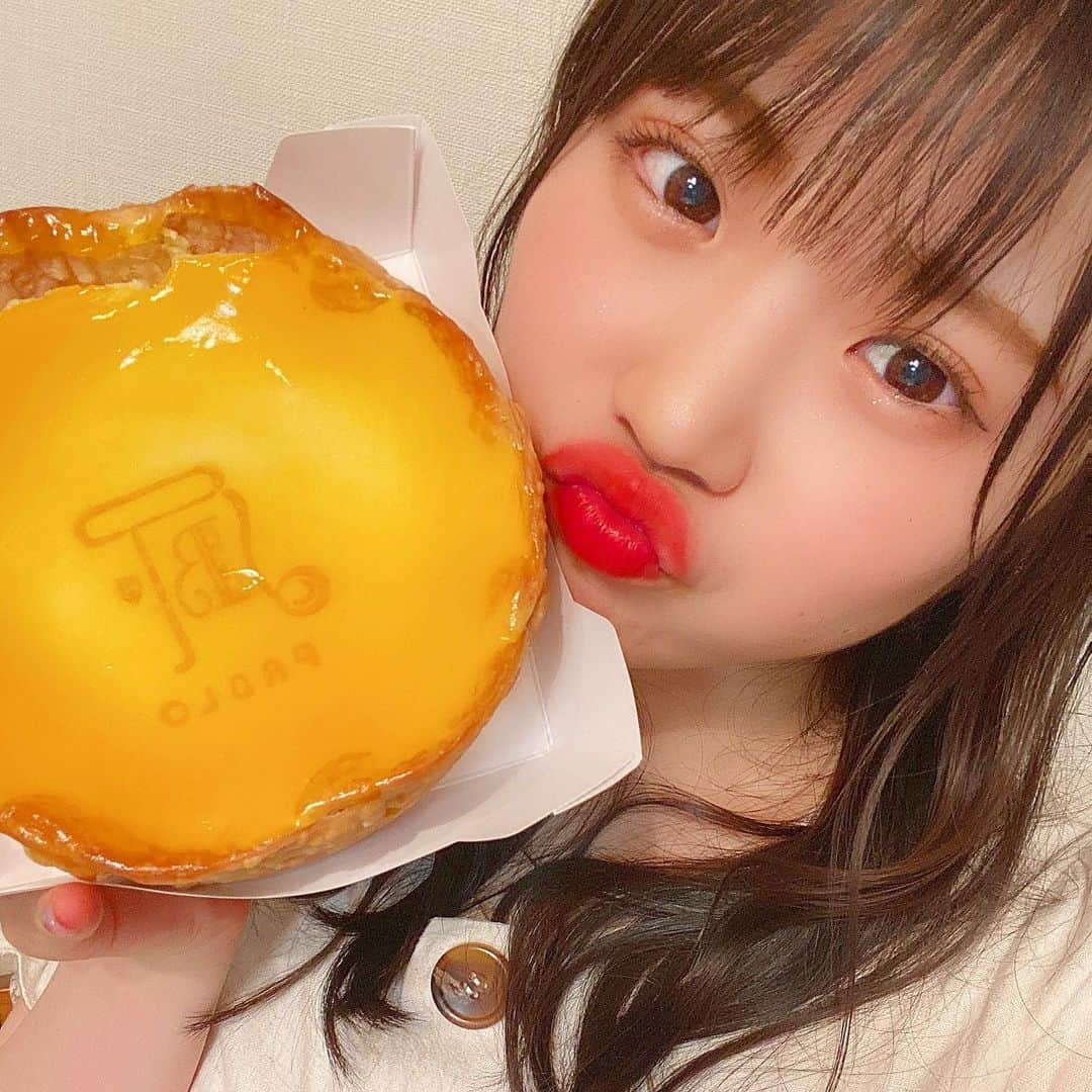 出口結菜さんのインスタグラム写真 - (出口結菜Instagram)「《🎂#PABLO》﻿ ﻿ 🧀パブロチーズタルト﻿ ﻿ ﻿ めーーーーーっちゃ大好きなPABLO🥰♥️﻿ ﻿ ﻿ マネージャーさんから、いただいたのです😢😢😢﻿ ﻿ ﻿ 高校1年生の時にパブロのカフェに行ったんやけど、﻿ その時の味が忘れられへんくらい美味しくてパブロにハマった🤤🤤🤤🤤﻿ ﻿ ﻿ チーズタルトは酸味もあって重くない🍋💫﻿ ﻿ ﻿ びっくりするぐらいパクパクいけちゃった🤭🤭🤭﻿ （4分の3たべた😳）﻿ ﻿ ﻿ ﻿ ﻿ タルトの周りの生地も最高にサクサクで最高✌️✌️﻿ ﻿ ﻿ PABLOのカフェに行きたくなったぁ、♥️♥️♥️﻿ ﻿ ﻿ ﻿ \明日からダイエット再開かしら、😫/﻿ ﻿ ﻿ #パブロ #pablomini #パブロミニ #チーズタルト #🧀 #🥧 #birthday #birthdaycake #プレゼント #タルト #大好き #♥️#チーズタルト専門店 #カフェ #カフェ巡り #おやつの時間 #スイーツ #sweet #🍰 #難波 #cafe  #yummy #goodfood #tart #instalike #instagood #instafood #lfl #ラビグルメ」6月24日 21時33分 - yui_laby0622