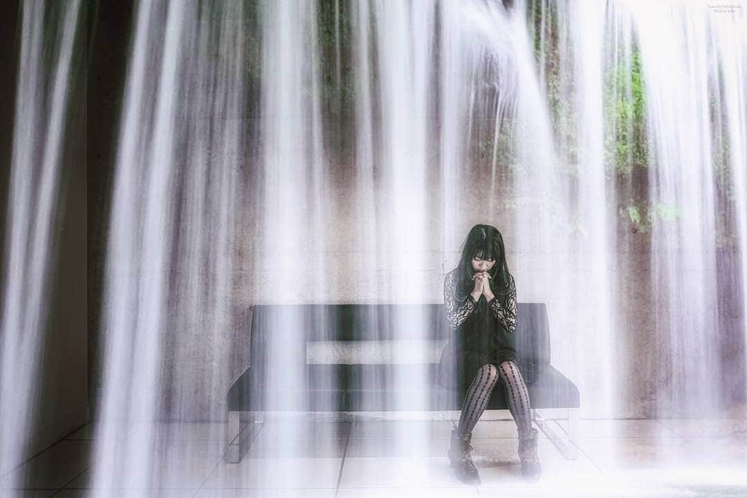 高橋さくらのインスタグラム：「* * ぜんぶ、涙と一緒に 流れ落ちちゃえばいいじゃん* * * はじめてのふくしまさん なつかしー！ あじさいもあっぷしよー♥  #モノクロ #黒 #滝 #夏 #合成 #水 #徳島 #ベンチ #ポートレート #カメラマン #モデル #シンプル #ひかり #かずさん写真部  #光」