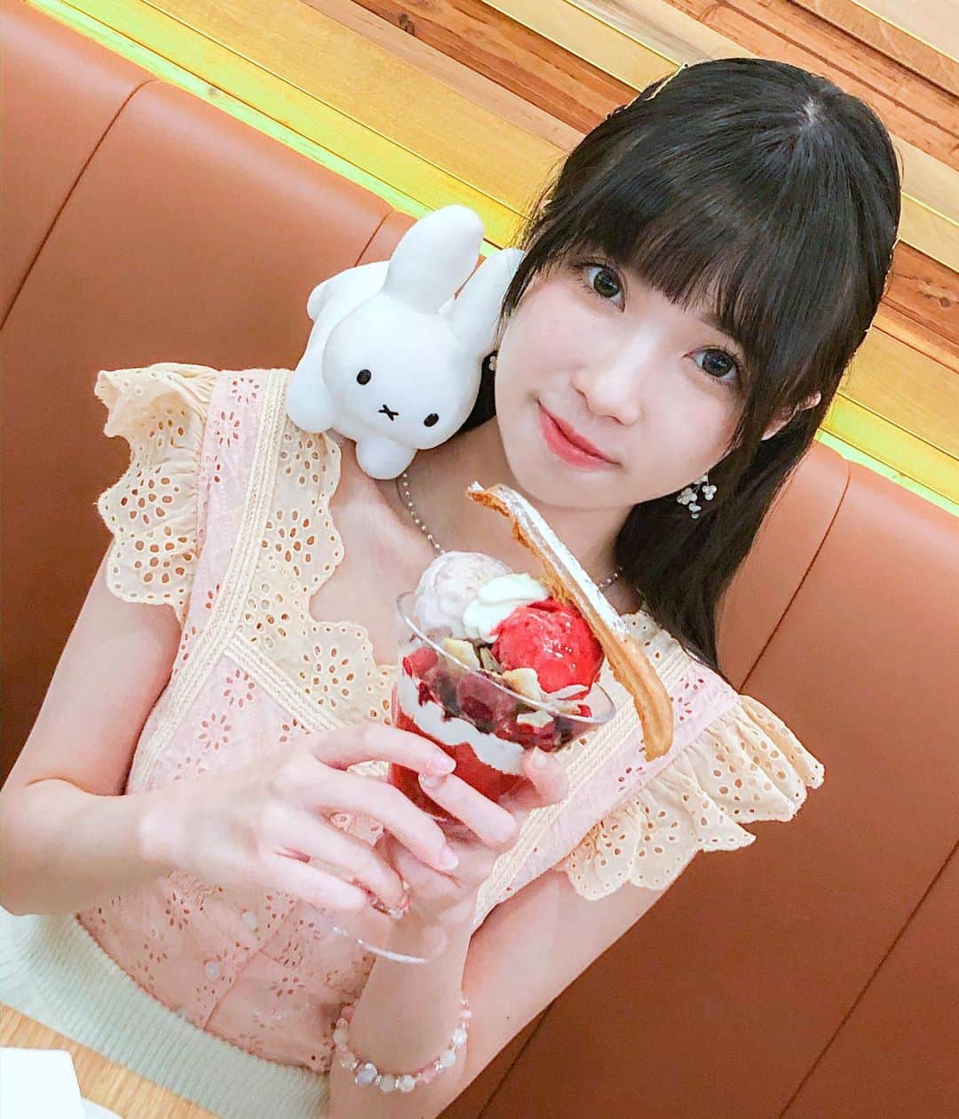 キアナのインスタグラム：「肩に乗せてみた..•×• 好驚佢跌 好僵..´-` #miffy #ミッフィー」