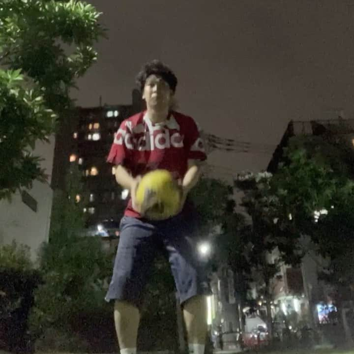 狩野大のインスタグラム：「毎日リフティング46日目  #毎日リフティング #リフティング #泥水すすり隊 #最初は #ちょっとだけ #ネックキャッチ #マジで1発だったよ！ #そのあとは #ドラゴンフライ #これはきつすぎ #見ていてくれ兼近P」