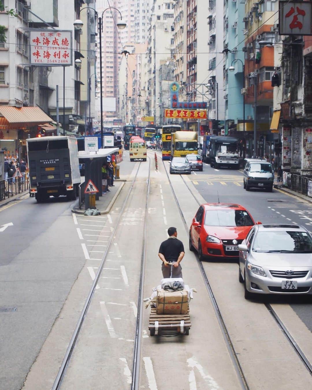 sunday_722さんのインスタグラム写真 - (sunday_722Instagram)「*﻿ *﻿ トラムが西港城の細い道に入り﻿ 右折、左折を終え、﻿ 又左の道に入り上環から 西営盤﻿へ *﻿ 香港の美味しい料理の﻿ 基本となる乾物はここで﻿ ﻿ *﻿ リヤカーは車やトラムより﻿ 最優先﻿ *﻿ ﻿ トラムからの風景﻿ ﻿ *﻿ 04/01/2013﻿ ﻿ *﻿ @ibisCentralSheungWan ﻿ #ibisCentralSheungWan﻿ #capturehongkong﻿ #zolimahongkong﻿ #tv_tinypeople #tiny_people #busystranger  #SPHKCollective﻿ #storyofthestreet﻿ #tv_pointofview﻿ #awersomehongkong﻿ #jj_mobilephotography﻿ #unlimitedhongkong﻿ #hkig﻿ #reframinghk﻿ #香港中毒﻿ #gominimalmag﻿ #waytohk_sunday_722﻿ #streetclassics」6月24日 21時43分 - sunday_722