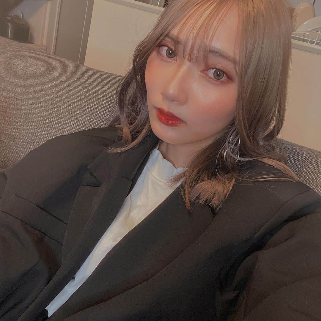 ゆりのインスタグラム：「今日めっちゃオレンジｯｯｯｯって感じのメイクにしてみた🍊 rom&のリップ久々に使ったけど、やっぱこれ本当にいいわ。縦じわ無限に発生するオババ唇の私でもプルっとなる素敵ね🥺 そして昨日初めてまつ毛パーマあてて、メイクの楽さに感動した...今までメイク進めてるうちに飽きてビューラーもマスカラも本当に気合い入れたときしかせんかったけど、まつ毛って大事なんやな... @une_fleur_minori さんありがとうございます🥺🙏💓」