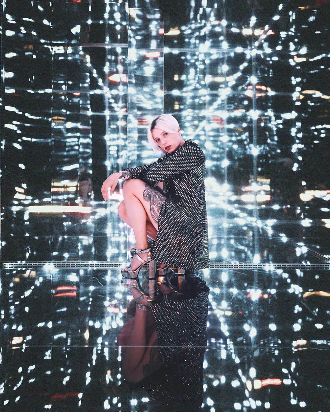 のインスタグラム：「lately in another time  Finally some new portrait work with my friend @liz_b. Would love to know which one of these you like best.  Video by @hellodannyfeng  #berlin」