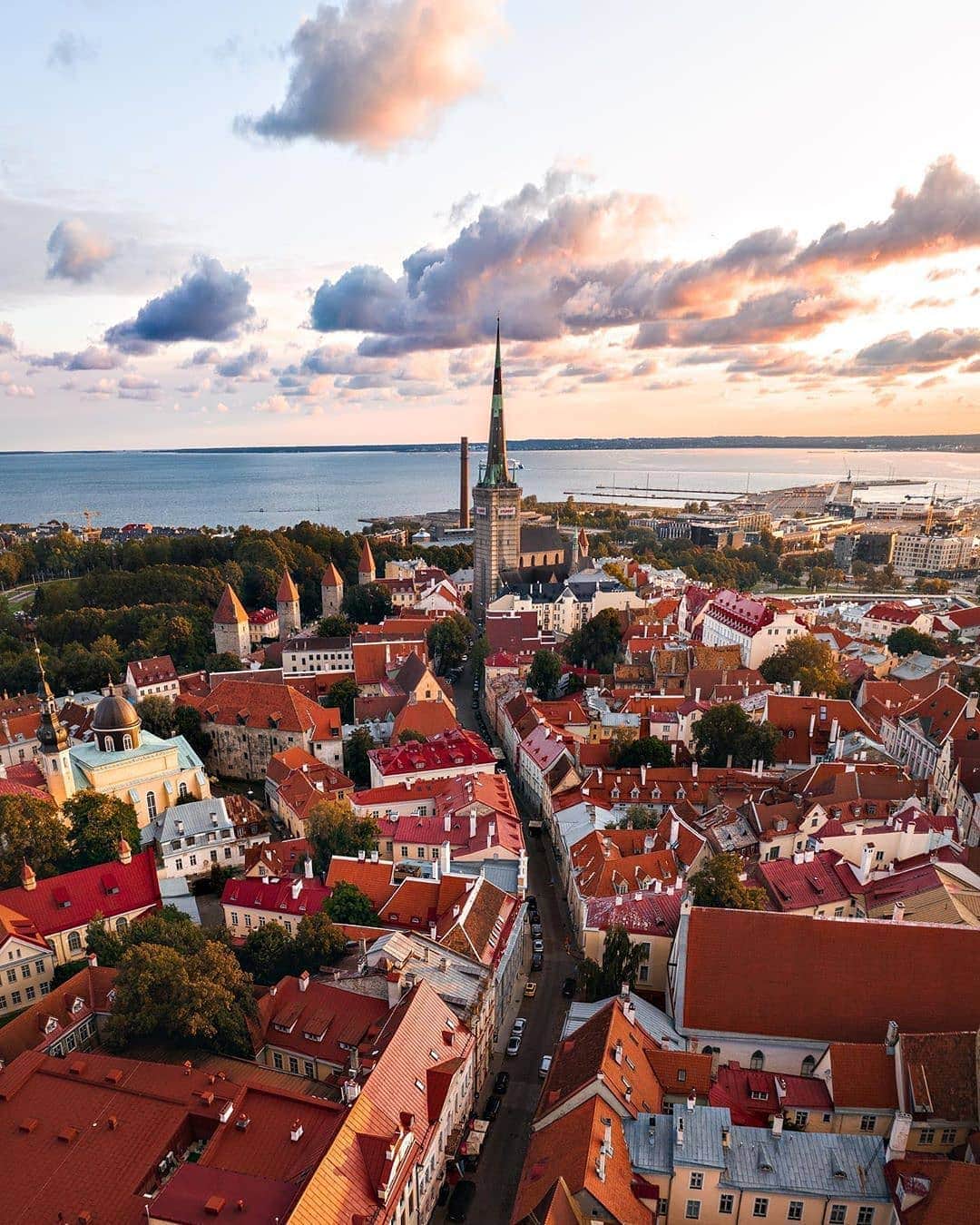 BEAUTIFUL DESTINATIONSさんのインスタグラム写真 - (BEAUTIFUL DESTINATIONSInstagram)「Goodmorning from Tallinn, Estonia! 🌅This city is located on the Baltic Sea and when we can travel again you have to visit the beautiful walled, cobblestoned Old Town here. ✨Did you know about this gorgeous cultural hub? Tag a friend who'd love to visit! (📸: @filippo_cesarini 📍: Tallinn, Estonia)」6月24日 21時48分 - beautifuldestinations
