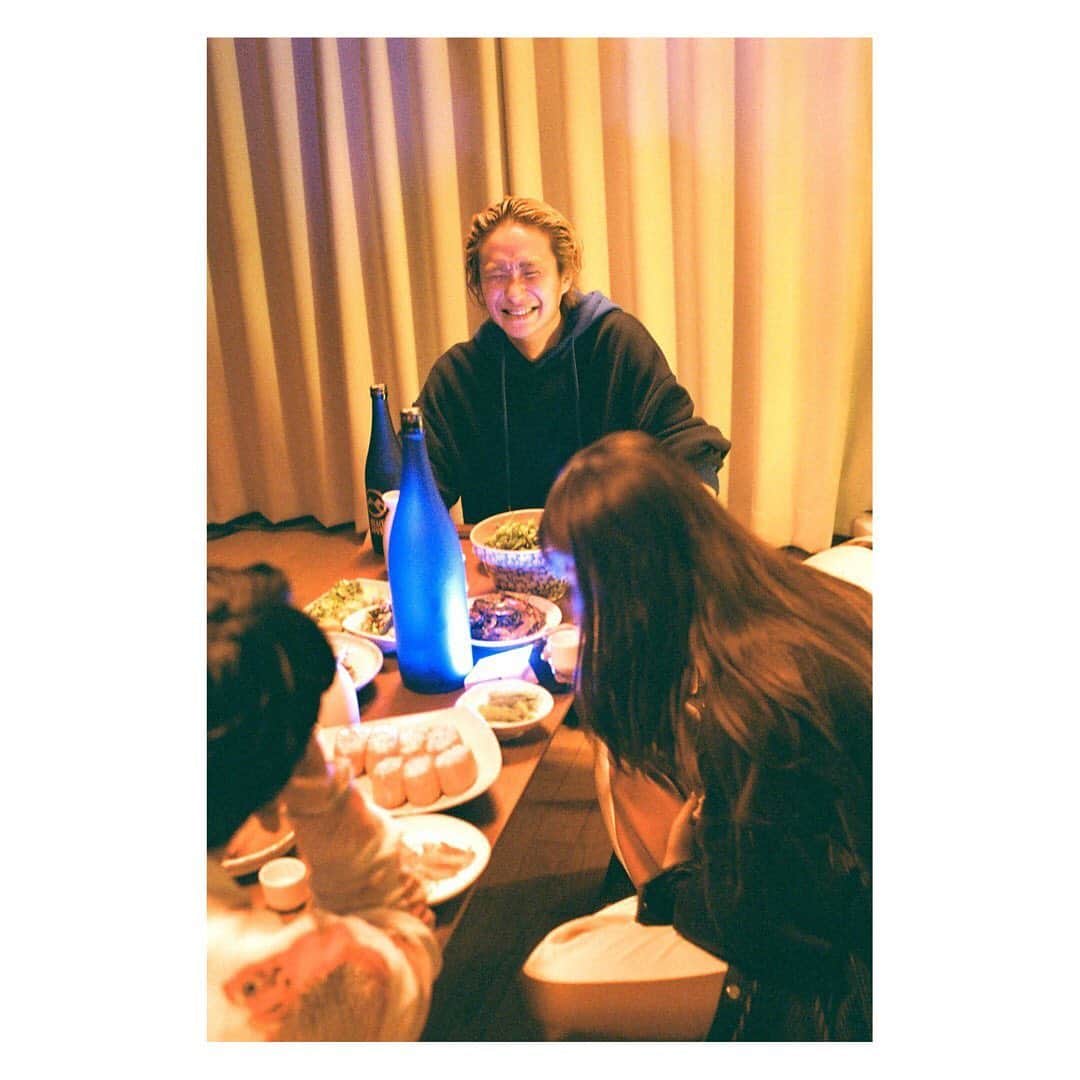 のインスタグラム：「NIGHT FEVR Cast 馬場ふみか @fumika_baba 小林竜樹 永嶋柊吾 @shugo_nagashima  Photo 仲野太賀 Stylist 山田陵太 @ryotayamada______ Hair 吉田太郎 @taro6078 八戸亜季子 @akikohachinose  #馬場ふみか #小林竜樹 #永嶋柊吾  #仲野太賀  #日本酒 #純米大吟醸 #松乃井酒造 #sake」