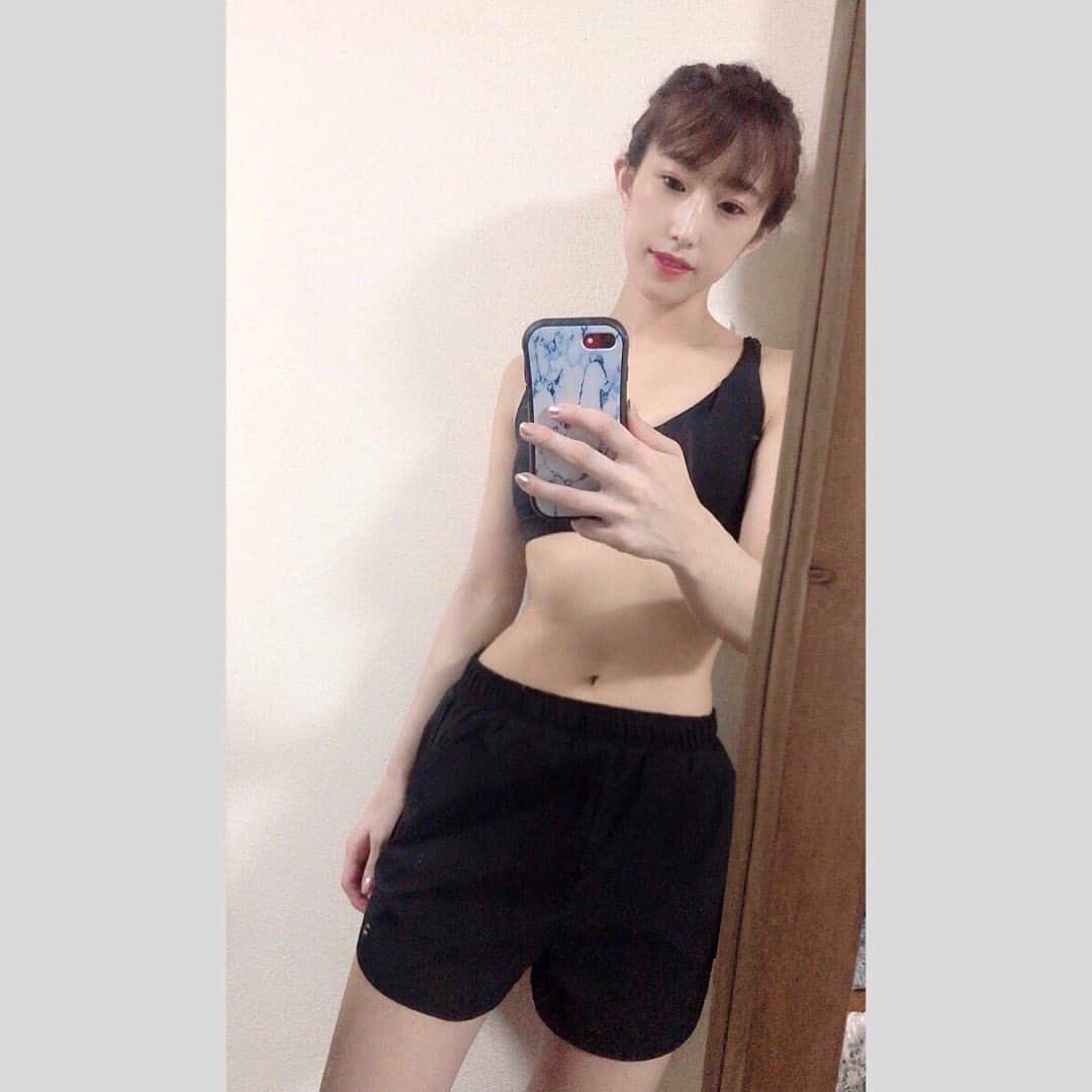 近藤夏奈のインスタグラム：「ストレッチして、豆乳飲んで寝る💤﻿ ていうルーティンを最近やってる🙆‍♀️﻿ ﻿ ﻿ ﻿ ちょっと前、疲れてるのに熟睡できない時が﻿ あったからやってみてるー✌︎﻿ 何となく熟睡できるようになってきた気がしてるよ◎﻿ ﻿ ﻿ ﻿ みんなは、寝る前のルーティンとかてある？😘﻿ おやすみ🌝」