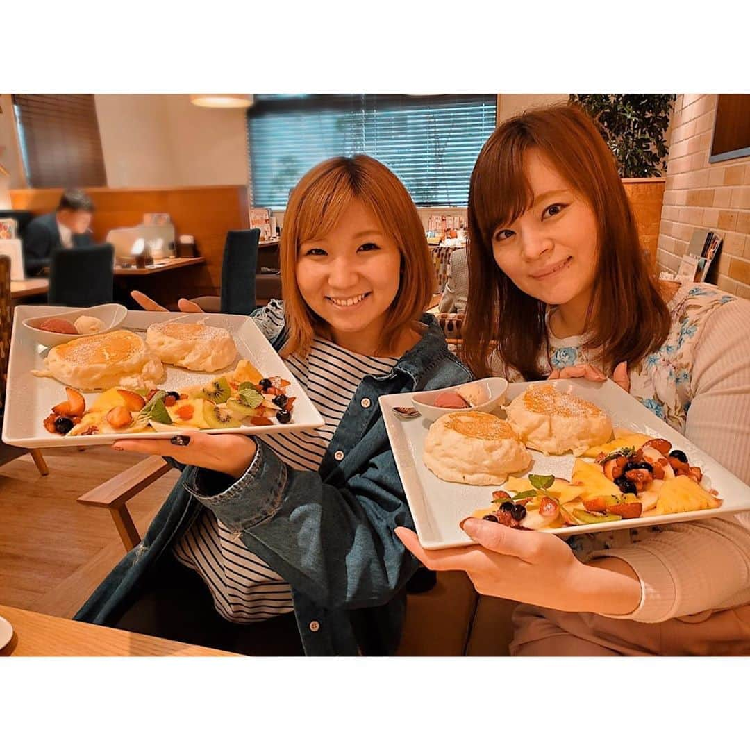 寺下智香（プロボウラー）のインスタグラム：「＊過去post＊  村上さん・好さんとパンケーキ🥞💕 しゅわしゅわ口の中でなくなる😍 ここ最近の中で１番美味しかったです‼️. . #パンケーキ #ふわっとろパンケーキ #フルーツスペシャル #むさしの森珈琲 #好さんオススメのパンケーキ #まいうー #村上拓也プロ #村上好プロ」