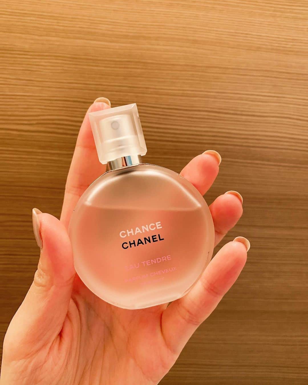 金子栞のインスタグラム：「🕊Hair care  投稿するする詐欺をしていた美容のはなし。 今日は前に質問もらってたヘアケアについて。  ①CHANELのヘアミスト。人気だから使ってる人も多いかなぁ。 これは頂き物ですが、既に2本目。  ②タオルドライ後に使うオイルたち。 3つとも均等に使っています。 どれもちょーおすすめ！！ 右２つもう無くなりそう。 ミルボンのオイルも好きなんだけど今ちょうど切れている😭  ③ヘアセットに使うものたち。 オイルやワックスやミスト。 中でも絶対買ったほうがいいやつは左のオレンジのミスト。 起きるのが苦手で準備の時間がない私にとっては最高すぎるアイテム🥺  それぞれタグ付けます✔︎ .  ちなみにシャンプーとトリートメントはミルボンのプラーミアを使っています。 (詰め替えしてるので写真撮れず😅) #chancechanel#milbon#キールズ#ロレッタ#プロダクトワックス#lilay」