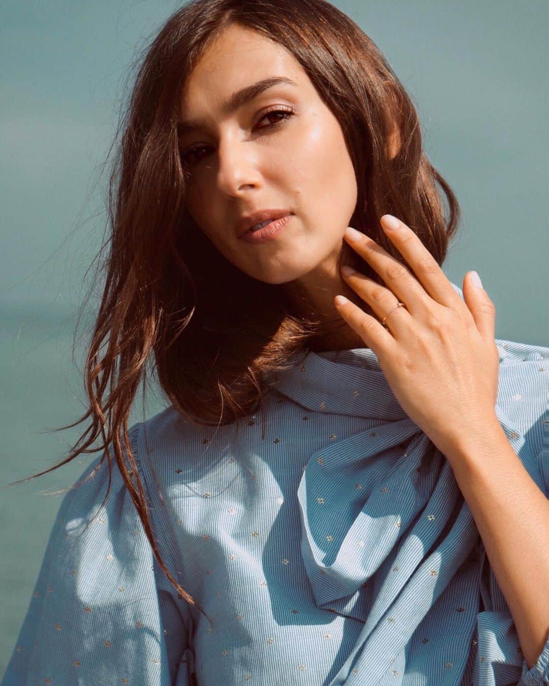Stella Egittoのインスタグラム：「QUESTA NON È L’ESPRESSIONE DI UNA CHE HA APPENA MANGIATO DEGLI SHIRATAKI. . . . . #diariodibordo #portrait  #nowhere」