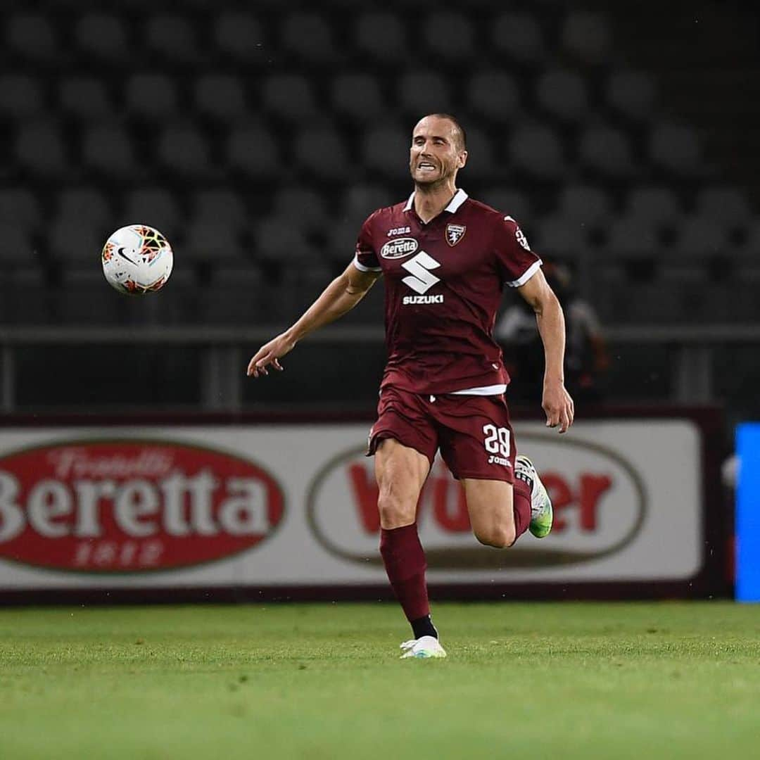 ロレンツォ・デ・シルヴェストリのインスタグラム：「Professionalità e Determinazione sempre,in qualsiasi situazione!  La passione,parte tutto da li!  #torinoudinese #ilovethisgame 💪🏻⚽️ ⏳」