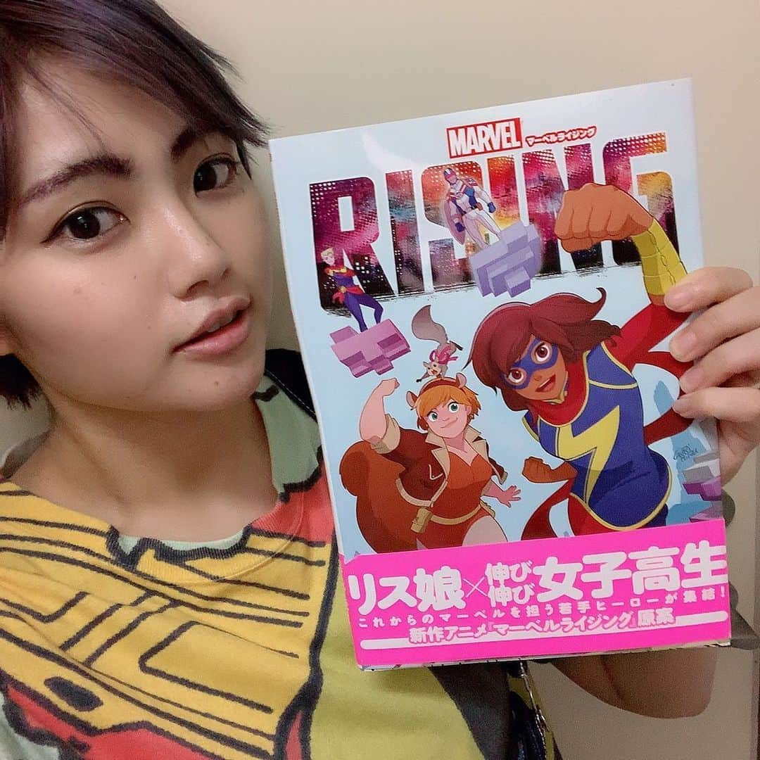  才原茉莉乃さんのインスタグラム写真 - ( 才原茉莉乃Instagram)「#アメコミ #邦訳本 #marvelrising を#versecomics さんでゲットしました。 #ディズニープラス に入会したので、アニメも観れますし、 欲しかった本なのでようやく手に入りました！ . . . . . . #アメコミコーデ #marvel#marvelcomics #marveluniverse  #マーベル#マーベルライジング #漫画#comics#marvelhero #アメコミ邦訳本#アメコミtシャツ  #派手髪#purple#hair#squirrelgirl#msmarvel」6月24日 21時57分 - saihara_0120