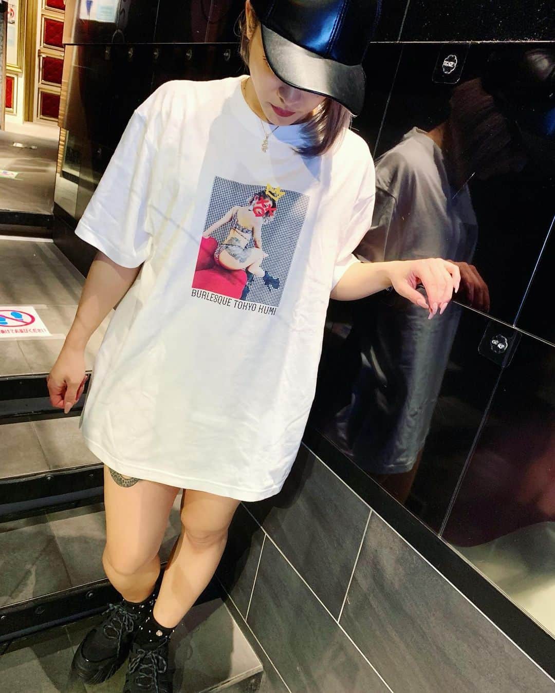 Kumiのインスタグラム：「Whiteのデザインは 編集頑張りました😂 . みんなぁ！！！ Whiteも着てあげてね❤︎ . . Tシャツは、わたしのインスタTOPに物販ページURL貼ってあるからそこから飛んでね🕊 . ハイライトにもURL載せてあります💋 . . . Kumi、160cm XL着用」