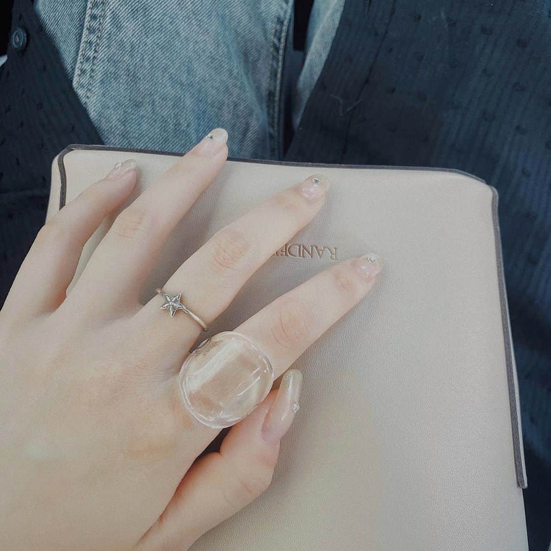 江野沢愛美さんのインスタグラム写真 - (江野沢愛美Instagram)「一目惚れして新しい指輪買った💍 ガラスで出来てる、、、」6月24日 21時59分 - enosawa_manami