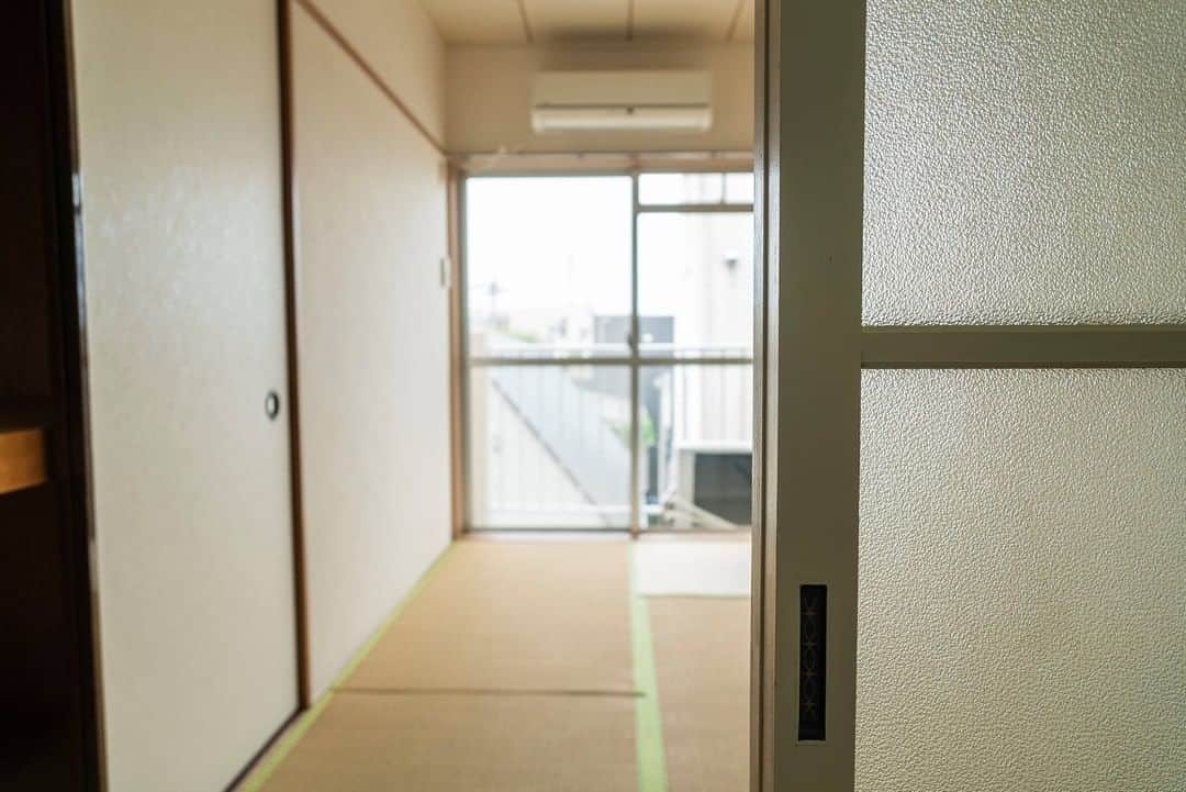 せたがやクラソンのインスタグラム：「『ドラマ感じる昭和部屋 303』﻿ ﻿ ・小田急小田原線東北沢駅 徒歩2分 ・7.9万円・25.67m²・1DK ___________________________________________________________________﻿  お部屋もちょっとレトロな雰囲気。 私も次の部屋は和室＆洋室でもいいかも〜って思ってます。笑  キッチンはクッションフロア、奥のお部屋が和室です。 入った瞬間、畳の匂い〜。 ・ ▼詳細、そのほかのお部屋はプロフィールのリンクから﻿ @setagayakurasson﻿ ___________________________________________________________________﻿ ﻿ 「オンラインでお部屋探し」スタートしました💁‍♀️💁‍♂️﻿ ご相談お待ちしております。 ﻿  _____________________________________________________________________﻿ ﻿ #せたがやクラソン #せたがやンソン #賃貸 #お部屋探し #世田谷区 #世田谷散歩 #リノベーション #賃貸インテリア #日常 #ふたり暮らし  #小田急線  #リノベ  #オンラインお部屋探し #お家時間  #東北沢駅 #レトロ  #下北沢  #line #昭和レトロ」