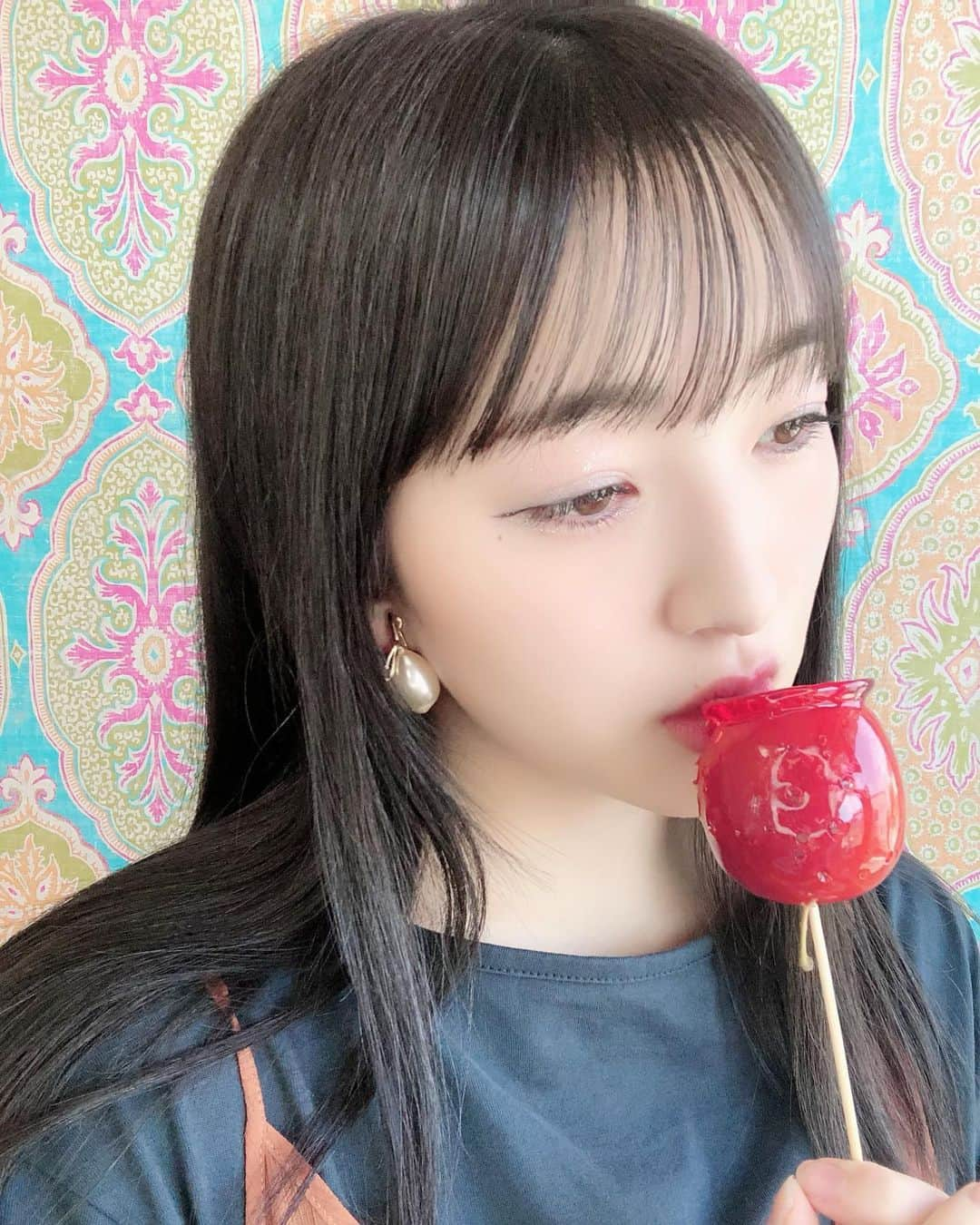 田島芽瑠さんのインスタグラム写真 - (田島芽瑠Instagram)「りんご飴大好きマン🍎❤︎﻿ ﻿ お部屋の壁紙をお父さんとお母さんが可愛くしてくれました〜☺️✨﻿ 夏っぽくて可愛い💙早速おうち撮影したよ！﻿ ﻿ 博多駅に期間限定でりんご飴のお店が出店してたので、テイクアウトしてお家で食べたよ〜！﻿ お祭りでも絶対りんご飴買うってくらい幼い頃から大好きな食べ物です😘﻿ ﻿ みんなはりんご飴すきー？﻿ ﻿ ﻿ #ブルー #ブルージュ #ブルーブラック #ブルーカラー #くすみブルー #ネイビーブルー #ブルーアッシュ #青 #blue #夏 #カラー #グレージュ #暗髪 #暗髪カラー #暗髪グレージュ #暗髪アッシュ #地毛風暗髪 #透ける暗髪 #暗髪透明感 #暗髪透明感カラー #シースルーバング #シースルー前髪 #ネイビーカラー #ネイビーアッシュ #ネイビーブラック #りんご飴 #りんご飴専門店 #アップルダイス #applecandy #博多駅」6月24日 22時00分 - meru_chan_official