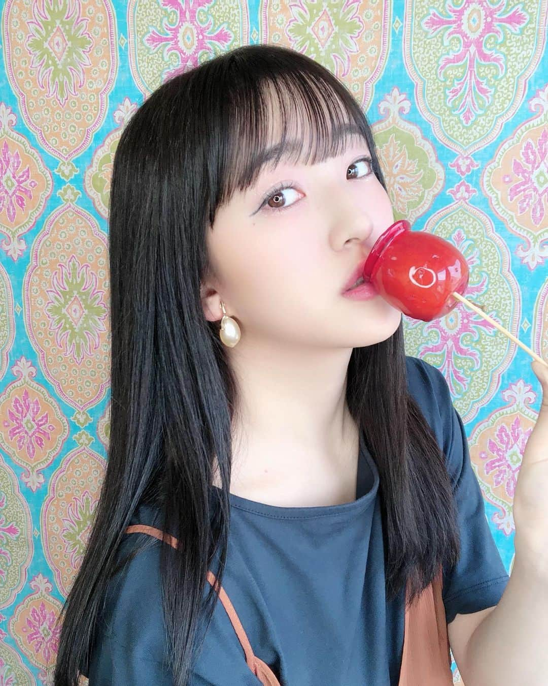 田島芽瑠さんのインスタグラム写真 - (田島芽瑠Instagram)「りんご飴大好きマン🍎❤︎﻿ ﻿ お部屋の壁紙をお父さんとお母さんが可愛くしてくれました〜☺️✨﻿ 夏っぽくて可愛い💙早速おうち撮影したよ！﻿ ﻿ 博多駅に期間限定でりんご飴のお店が出店してたので、テイクアウトしてお家で食べたよ〜！﻿ お祭りでも絶対りんご飴買うってくらい幼い頃から大好きな食べ物です😘﻿ ﻿ みんなはりんご飴すきー？﻿ ﻿ ﻿ #ブルー #ブルージュ #ブルーブラック #ブルーカラー #くすみブルー #ネイビーブルー #ブルーアッシュ #青 #blue #夏 #カラー #グレージュ #暗髪 #暗髪カラー #暗髪グレージュ #暗髪アッシュ #地毛風暗髪 #透ける暗髪 #暗髪透明感 #暗髪透明感カラー #シースルーバング #シースルー前髪 #ネイビーカラー #ネイビーアッシュ #ネイビーブラック #りんご飴 #りんご飴専門店 #アップルダイス #applecandy #博多駅」6月24日 22時00分 - meru_chan_official