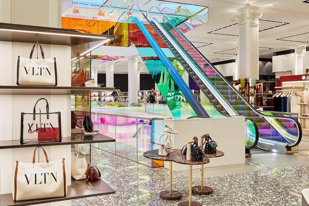 Saks Fifth Avenueのインスタグラム：「We're thrilled to announce our NYC Flagship is now reopen for in-store shopping. We can't wait to see you again at Saks. ⁣ ⁣ ⁣ 📸: @bybridges」