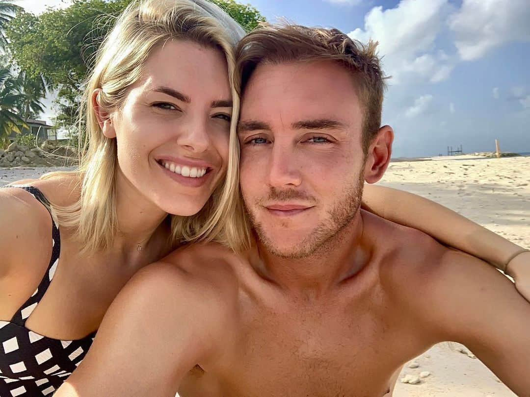 Mollie Kingさんのインスタグラム写真 - (Mollie KingInstagram)「Happy birthday @stuartbroad8 🎉 I wish we could be together today but I’m so happy you’re back doing what you love. We’re all cheering you on 🏏」6月24日 22時02分 - mollieking