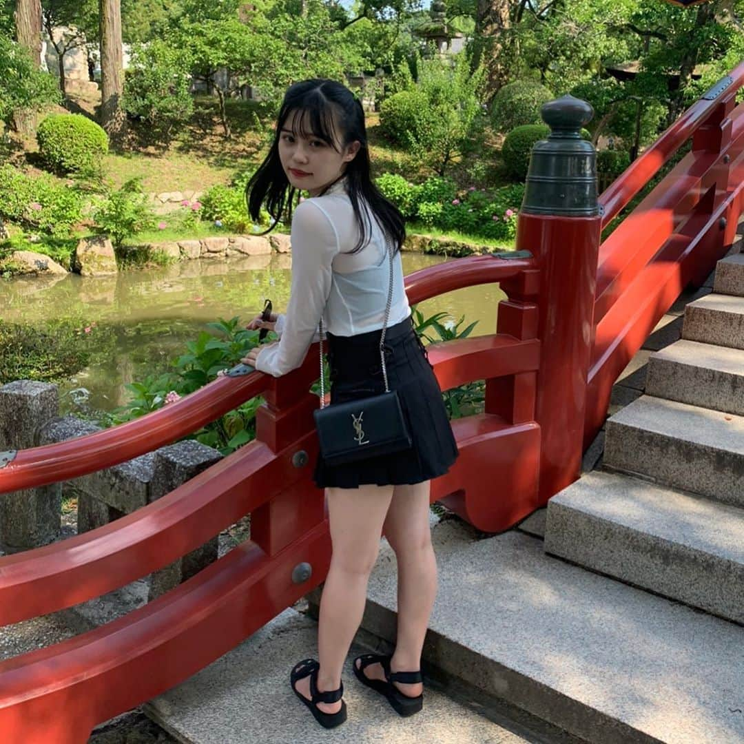 村川緋杏さんのインスタグラム写真 - (村川緋杏Instagram)「神社⛩ . . 一時期御朱印集めが趣味で . . 大阪行ったり京都行ったり . 福岡中のお寺巡ったりしてたな〜😌🤍 . . 御朱印帳も全部刺繍だったり 布や色合いが可愛くって... . . 今もおうちに大事に保管しています💕 . . 御朱印集めおすすめやで...💐 . . . #太宰府天満宮 #太宰府 #御朱印女子 #御朱印帳集め #御朱印ガール #HKT48 #村川緋杏」6月24日 22時02分 - murakawabibiann