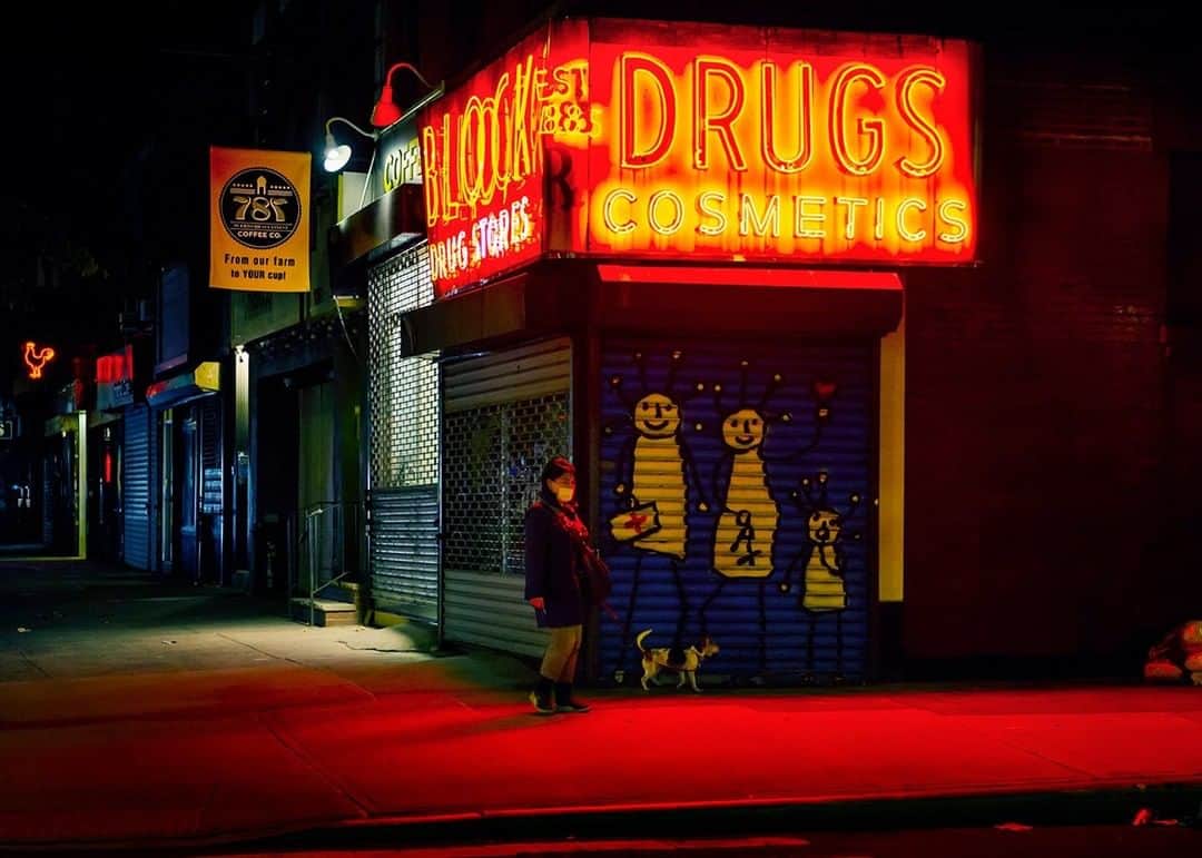 のインスタグラム：「Photo by @dina_litovsky | New York City has entered phase two of the reopening this week. I have been shooting in Manhattan after sunset for the duration of the three-month quarantine. The night offered a cinematic glimpse of the city plunged into one of its bleakest times. The empty streets transformed into a Hopperesque space of the ultimate night, punctuated by lit windows and neon signs. As the city is slowly returning to a semblance of normal, those quiet moments already seem to be of a different era. For more images, follow me @dina_litovsky.」