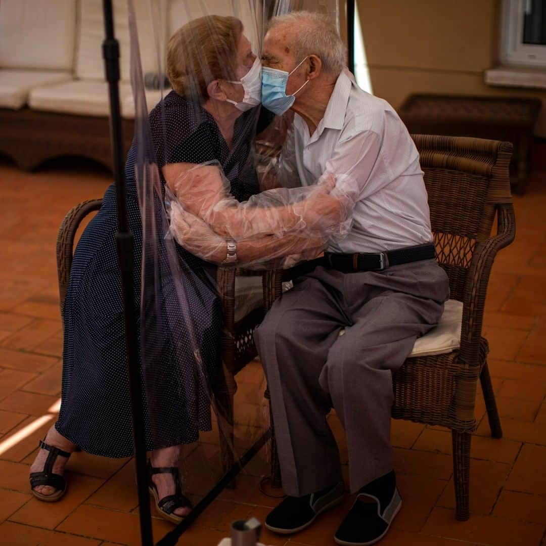 TIME Magazineさんのインスタグラム写真 - (TIME MagazineInstagram)「Agustina Cañamero, 81, and Pascual Pérez, 84, embrace and kiss through a plastic screen at a nursing home in Barcelona on June 22. The Ballesol Fabra i Puig elderly care center installed the screens to resume relatives' visits 102 days after a strict coronavirus lockdown separated them. As she and her husband broke out into tears while kissing through their protective masks and the plastic barrier, Cañamero said the couple had never spent so much time apart without physical contact in 59 years of marriage. Nursing homes in Spain have been hit particularly hard by the virus, the Associated Press reports, accounting for some 19,000 deaths of more than 28,000 nationwide. Photograph by @emilio_morenatti—@apnews」6月25日 3時29分 - time