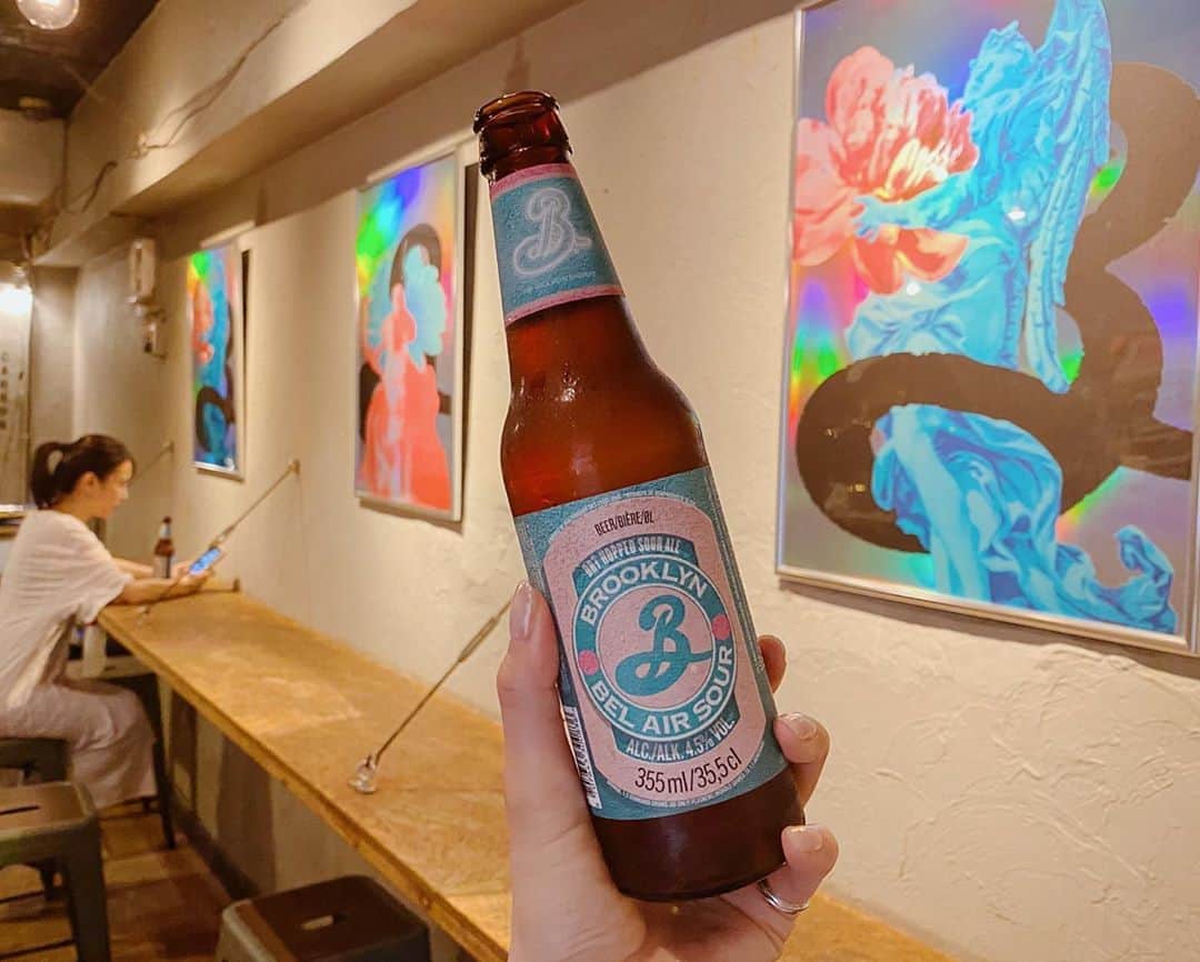 難波礼華のインスタグラム：「🍻🍻🍻 @carbon_tokyo × @brooklynbreweryjapan 普段ビール飲まない私も フルーティだからグイッと飲んじゃった✌️ カーボンとのペアリングメニューは 銀河一美味しい唐揚げだよ💖💖💖 酸味のあるビールとの相性抜群だよ✌️🥳 @2boy.xyz のアートもカッコいいし✨ carbon再開して嬉しい😭✨✨✨✨ みんな行ってね💖 #brooklynbrewery #belairsour」