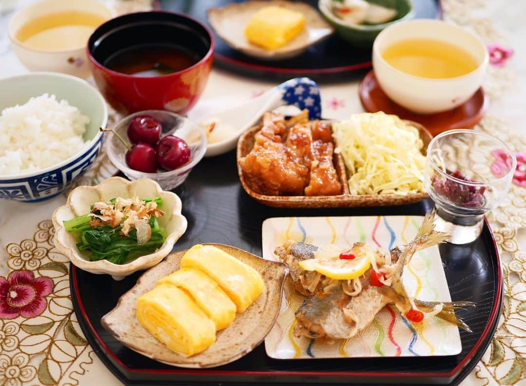 倉岡生夏さんのインスタグラム写真 - (倉岡生夏Instagram)「あさごはん🍚 ・ ・ ・ 雨降ってない朝は日差しがよい⭐️ ・ ・ あじの南蛮漬け 卵焼き 鶏の照り焼き かぶの浅漬け 出汁巻き卵 小松菜のお浸し 赤だし ・ ・ ・ 今日もレッスンありがとうございました〜💓 ・ ・ ・ ・ #あさごはん  #デリスタグラマー #おうちごはんlover  #愛され料理 #クッキングラム #レシピ #和食ごはん  #おうちごはん記録  #delistagrammer  #washoku  #breakfast  #献立 #朝ごはん #赤だし #照り焼き #南蛮漬け #浅漬け」6月24日 22時04分 - kinatty.land