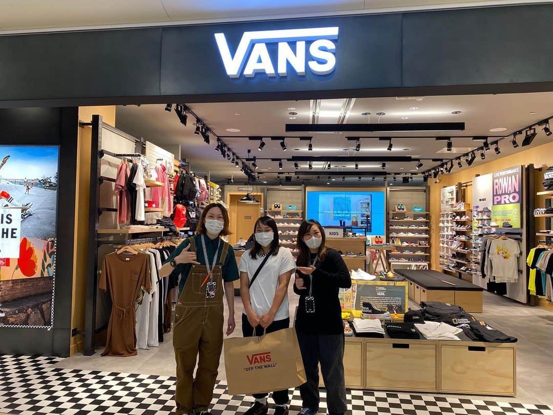 小川希花のインスタグラム：「New store @vansjapan 🔥🎉 Thank you for a good time！  #vansjapan #アクアシティお台場」