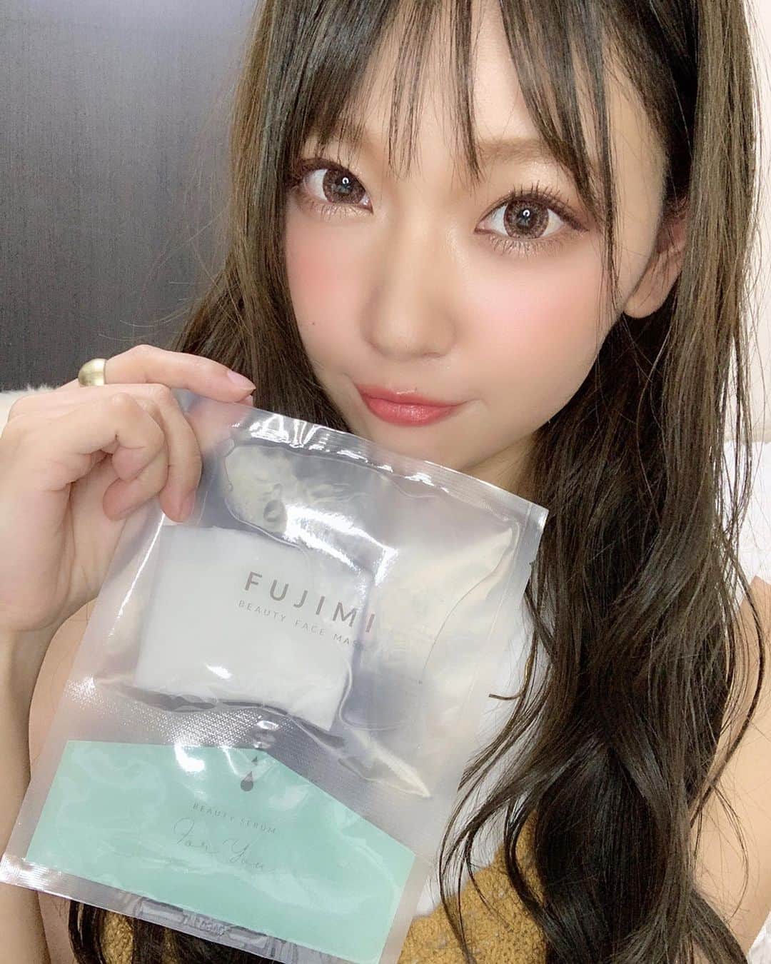 いっちゃん/嶋津 いつみのインスタグラム：「. . いっつも飲んでるサプリメントの会社から パックが出たから試してみたよー☝🏻✨ . . . . . @fujimi_official  のサイトから 質問に応えて肌診断してもらって 自分の肌に合ったパックを作ってくれるねん!!🙄💨💨💨 . . . . 自分には何が足りんのか、とか よく分からんし そもそも普段使ってるパックの成分もよく分かってないけど←w . . 肌診断で出てきた成分は どんな物なのかちゃんと説明もあるから めっちゃ勉強なる🧚🏻‍♀️💕 . . . . . パック自体は上下のパウチに分かれてて 2枚目の動画みたいに 上下を押して開通させて使うねん⭐️ . . . . ビーフリード、エルネオパみたいやんなw これの意味が分かったあなたは 医療従事者です😏笑 . . . . . 美容液がジャバジャバ入ってるから 首にもデコルテにも使えるし パックした後は ｢しっかり補水、保湿しました。｣ ってお肌になるでー🥴💓💓💓 . . . . . .  #FUJIMI  #カスタマイズパック #肌診断  #FUJIMIパック  #フジミ #関西  #関西サロモ  #サロンモデル #サロモ #いっちゃん  #フリーモデル #関西モデル  #あざといっちゃん #かわいっちゃん #いっちゃんコーデ #ブライダルモデル #アレンジモデル #ヘアカラー  #ヘアアレンジ #PR  #フェイスパック」