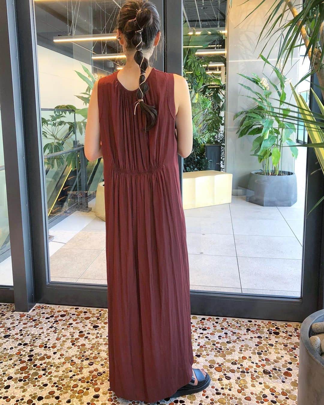のインスタグラム：「Summer Bordeaux.﻿ #summerfashion #summerdress #bordeaux #stunninglure #newomanyokohama #yokohama ﻿ ・﻿ ・﻿ ・﻿ ﻿ 前後逆で着れる﻿ 2wayのこのワンピも可愛かった♥︎ ﻿ ﻿ グルグルを見せたくて後ろ向き笑﻿ ﻿ ・﻿ ・﻿ ・﻿ #スタニングルアー﻿」