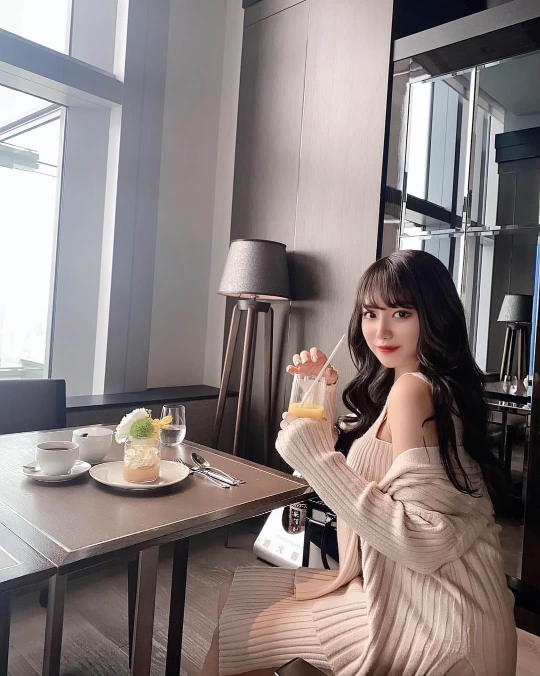 RIKAのインスタグラム：「元気にしてるよ🧏🏻‍♀️﻿ ふたりして東京ランチ巡りにハマり中🍊🦦🌼﻿ ﻿ あんまり撮ったり載せたりしなくなったけど6月も楽しかった🥰 #終わってないよお」
